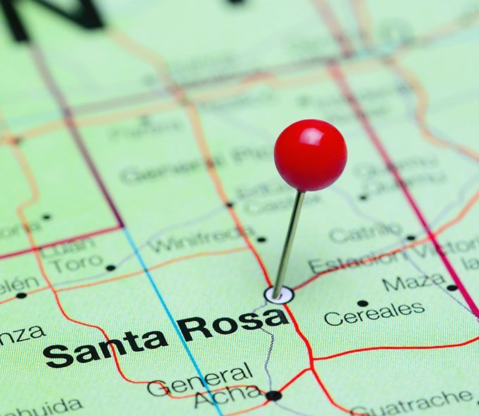 Una chincheta roja marca Santa Rosa en un mapa.