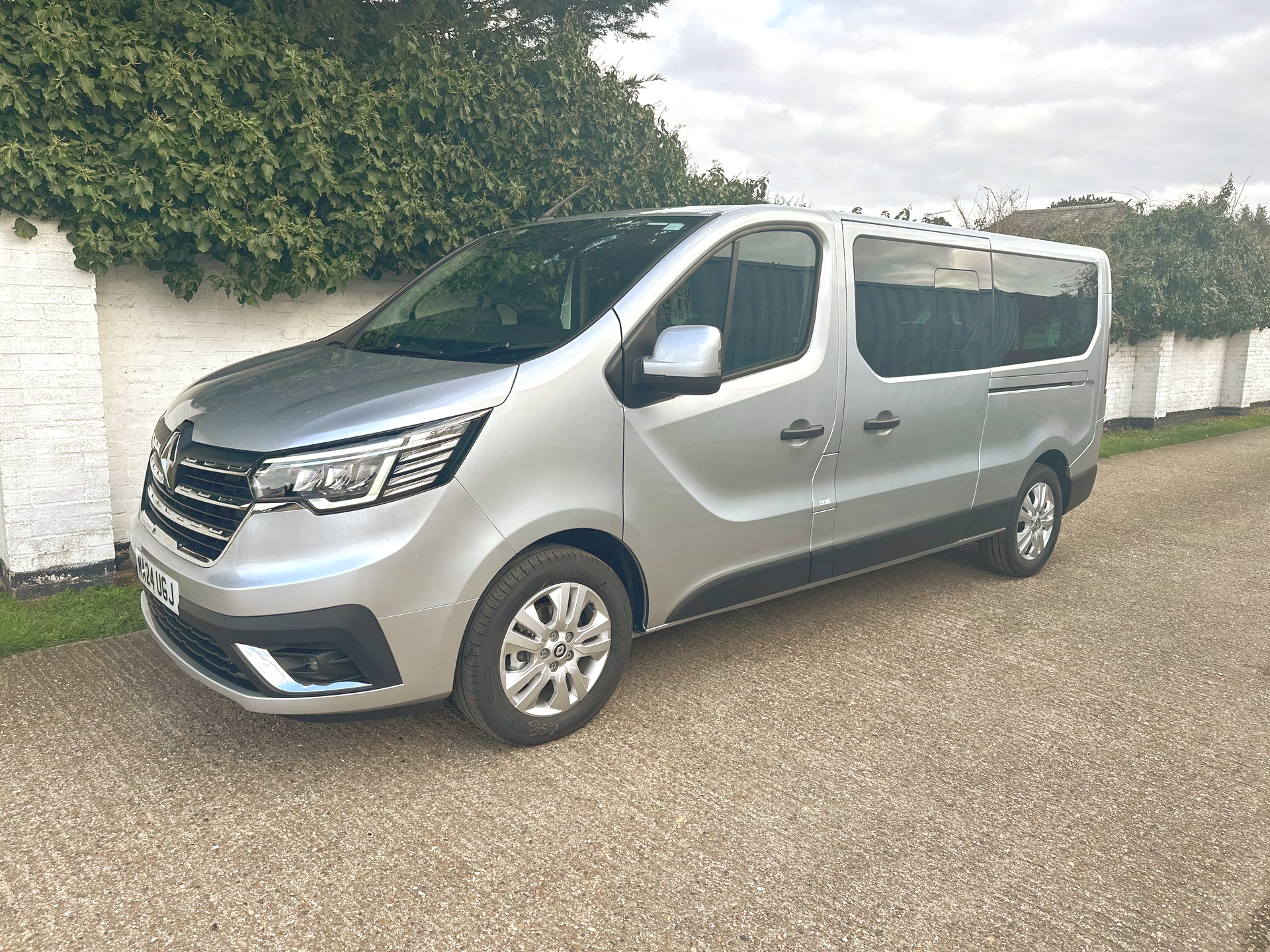 9 seat renault trafic sport luxury people carrier mover hire rental