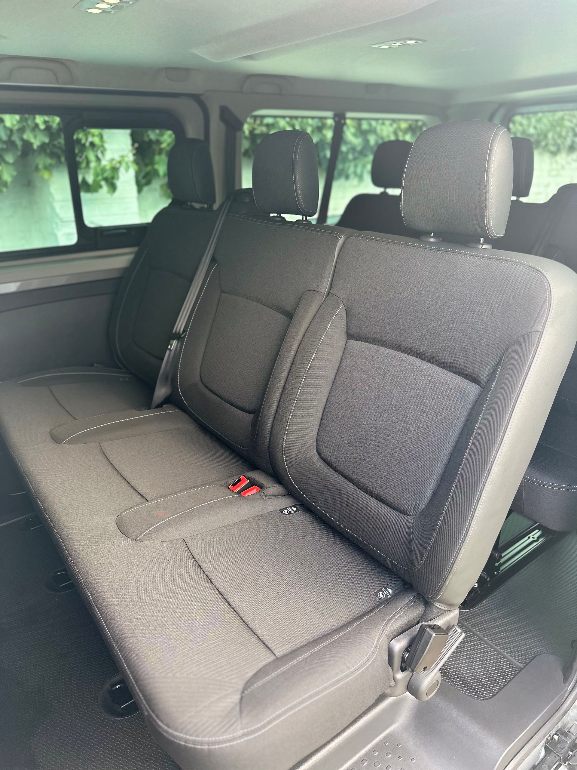 9 seat renault trafic sport luxury people carrier mover hire rental
