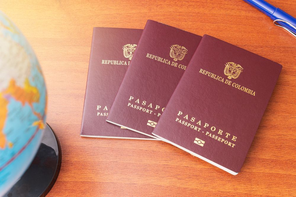 Mano sosteniendo un pasaporte ruso rojo sobre un mapa, lista para viajar.