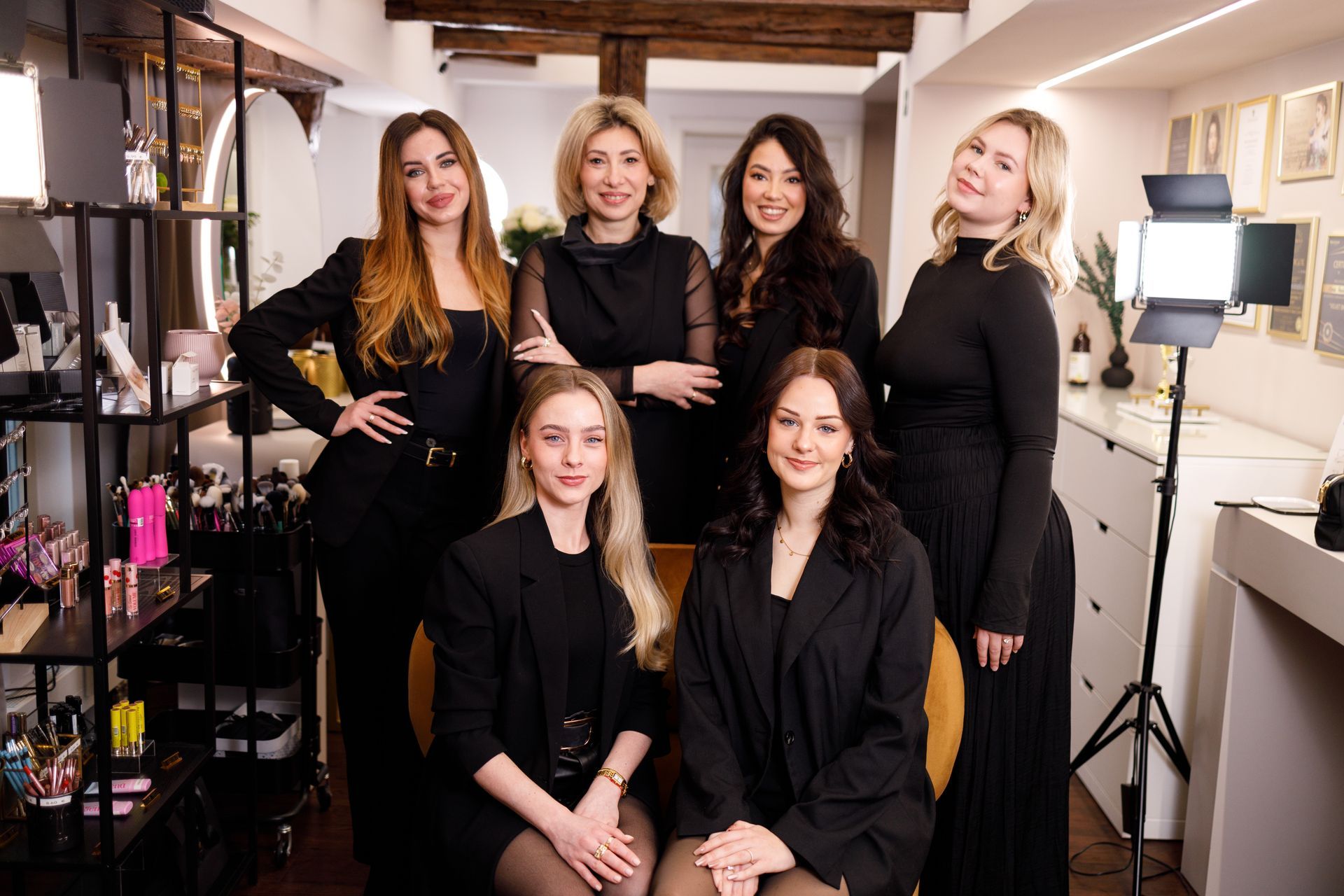 Eine Gruppe von Frauen posiert vor einer weißen Wand für ein Foto.