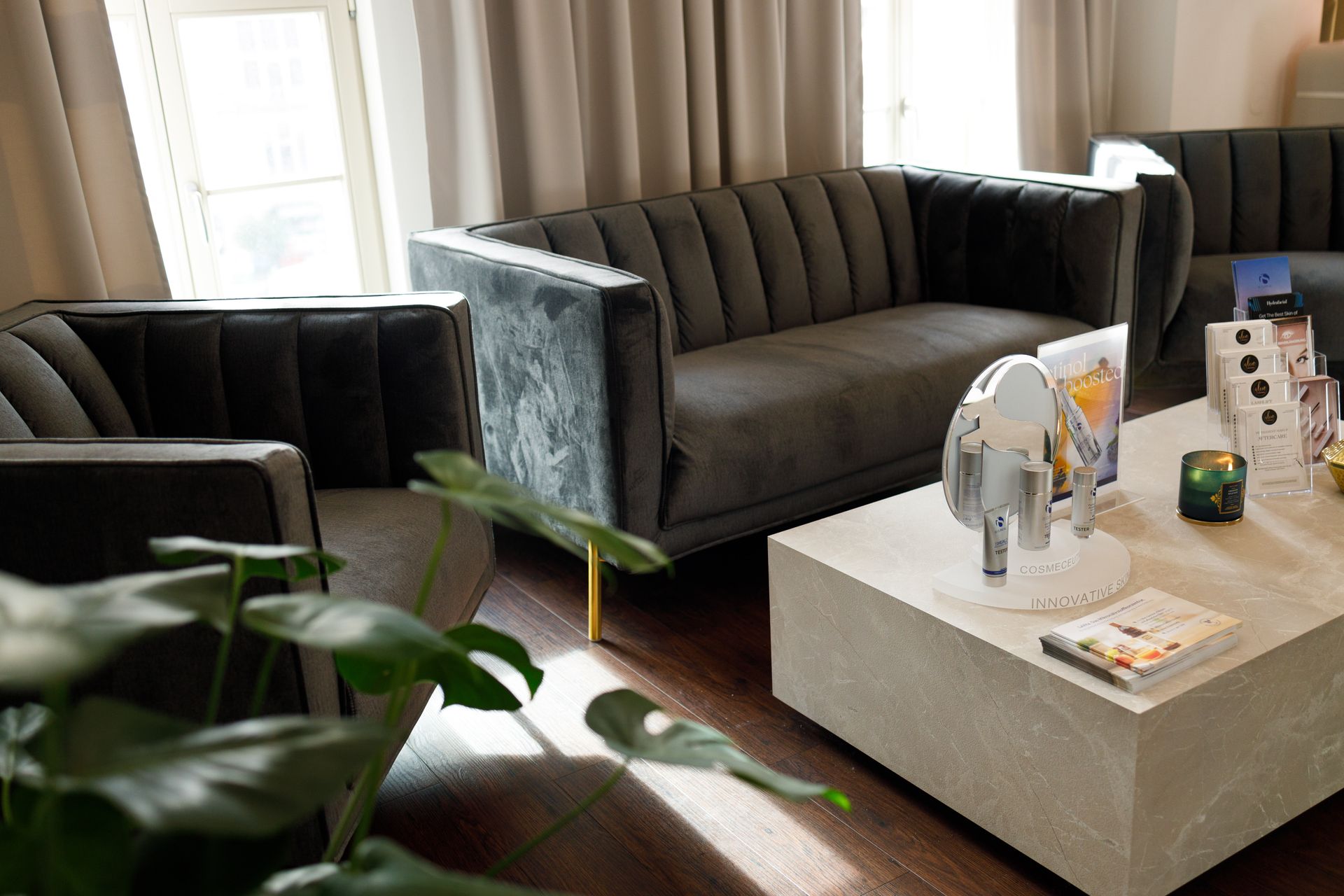 Ein Wohnzimmer mit einer Couch, Stühlen und einem Couchtisch.