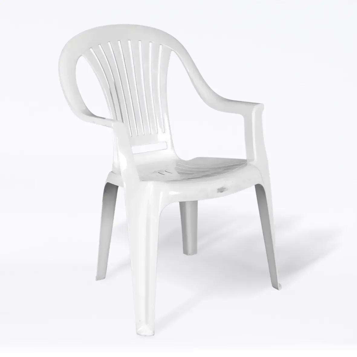 Une chaise en plastique blanc avec un coussin blanc dessus