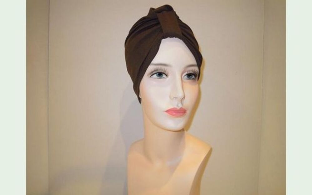 Turbante marrone su una testa di manichino.