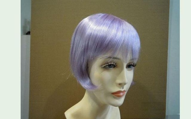 Testa di manichino che indossa una parrucca a caschetto color lavanda, con frangia laterale, su uno sfondo neutro.