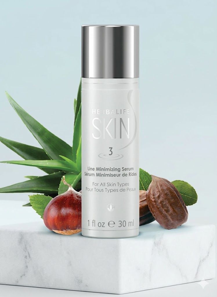 Frasco de plata para productos de cuidado de la piel sobre mármol con hojas y frutas de aloe sobre un fondo azul claro.