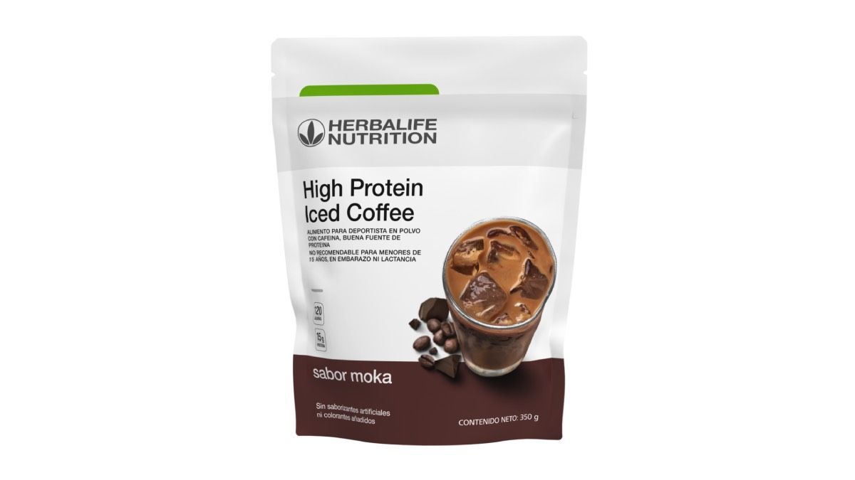 Una bolsa blanca de café helado alto en proteínas de Herbalife Nutrition con sabor a moca, con la imagen de un café helado.