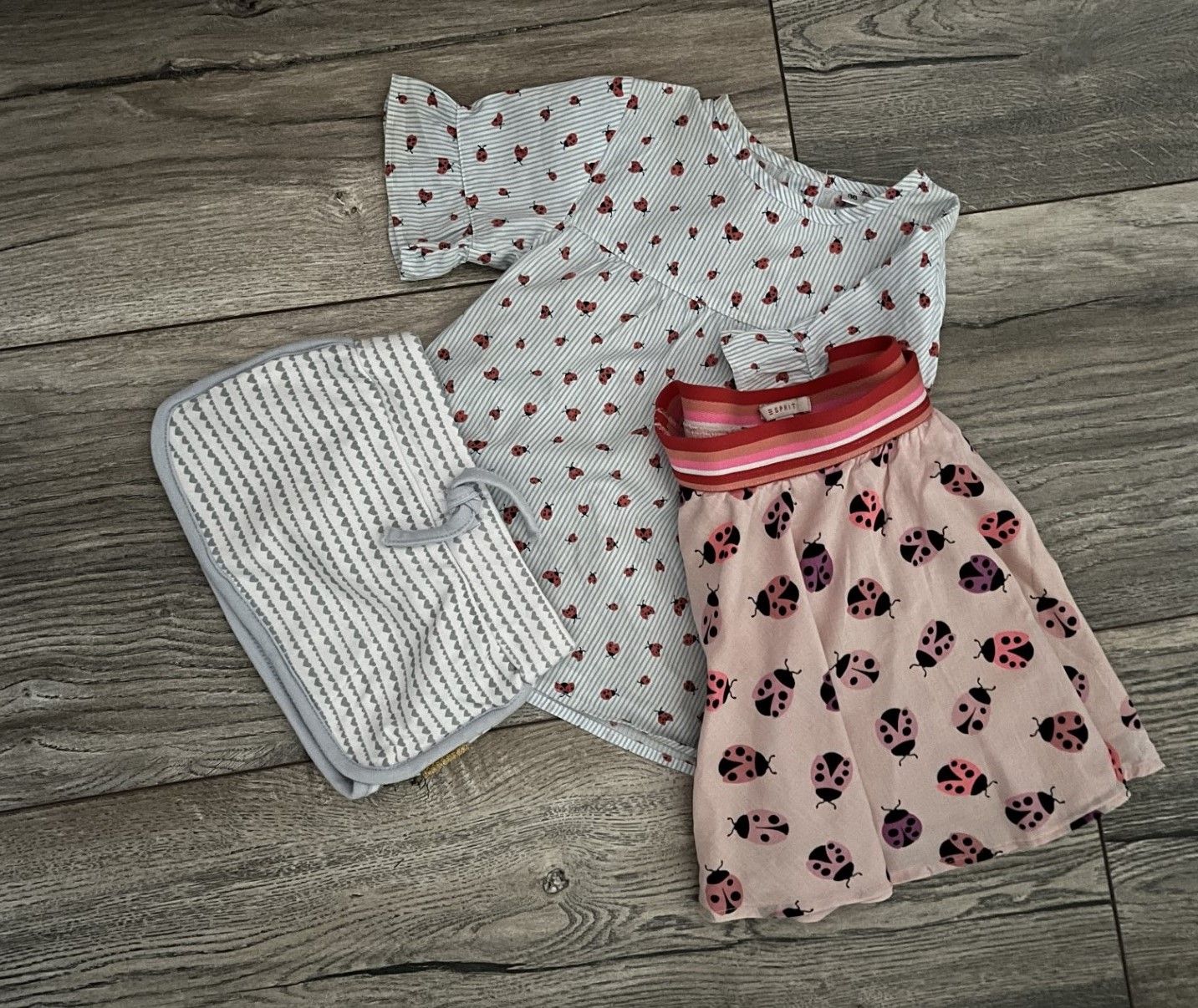 Ell Jans maakt van babykleding een herinneringsdeken, memorydeken in atelier Biezonder