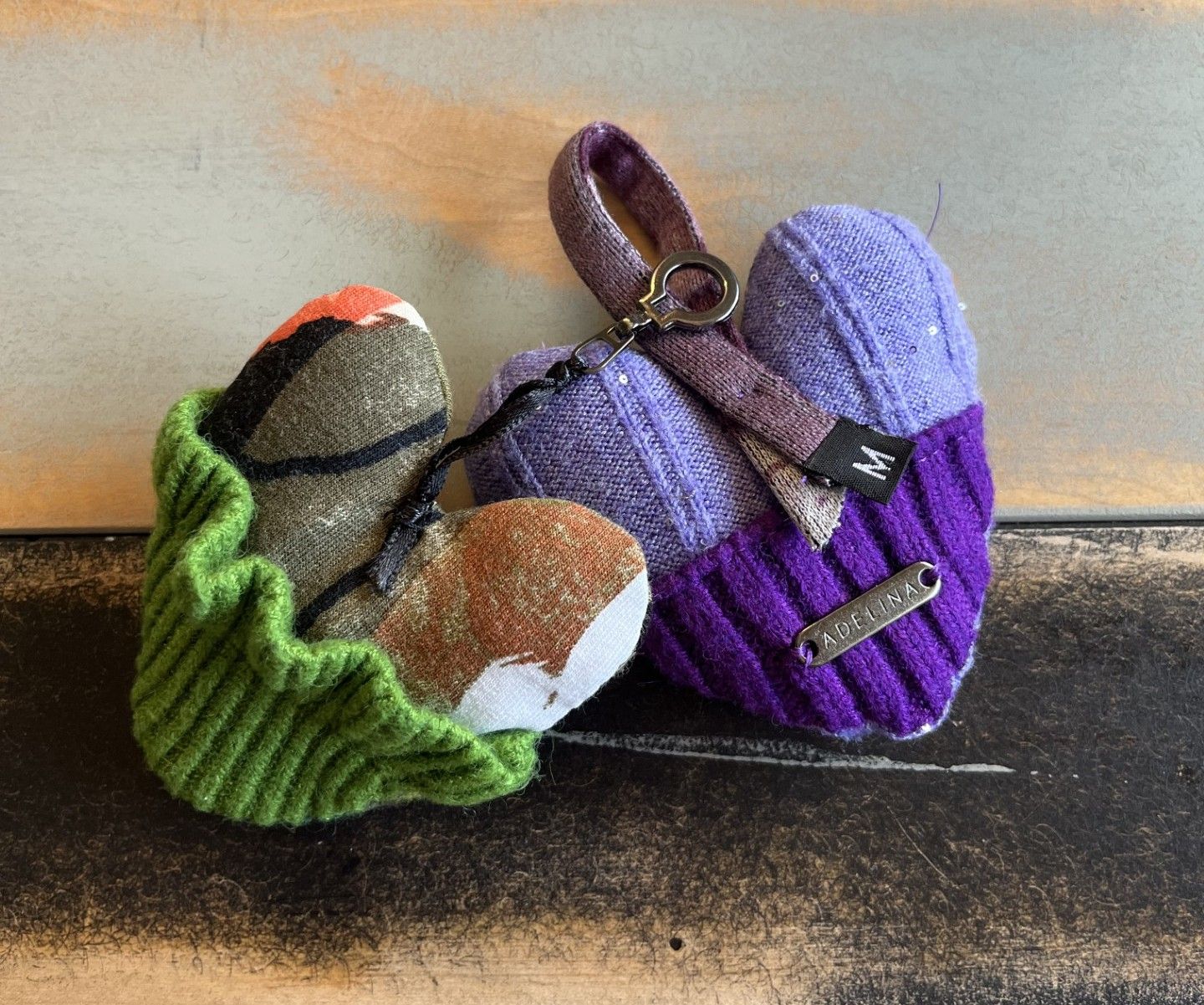 kleine hartjes van paars en groene kleding van een dierbare gemaakt in atelier Biezonder door Ell Jans