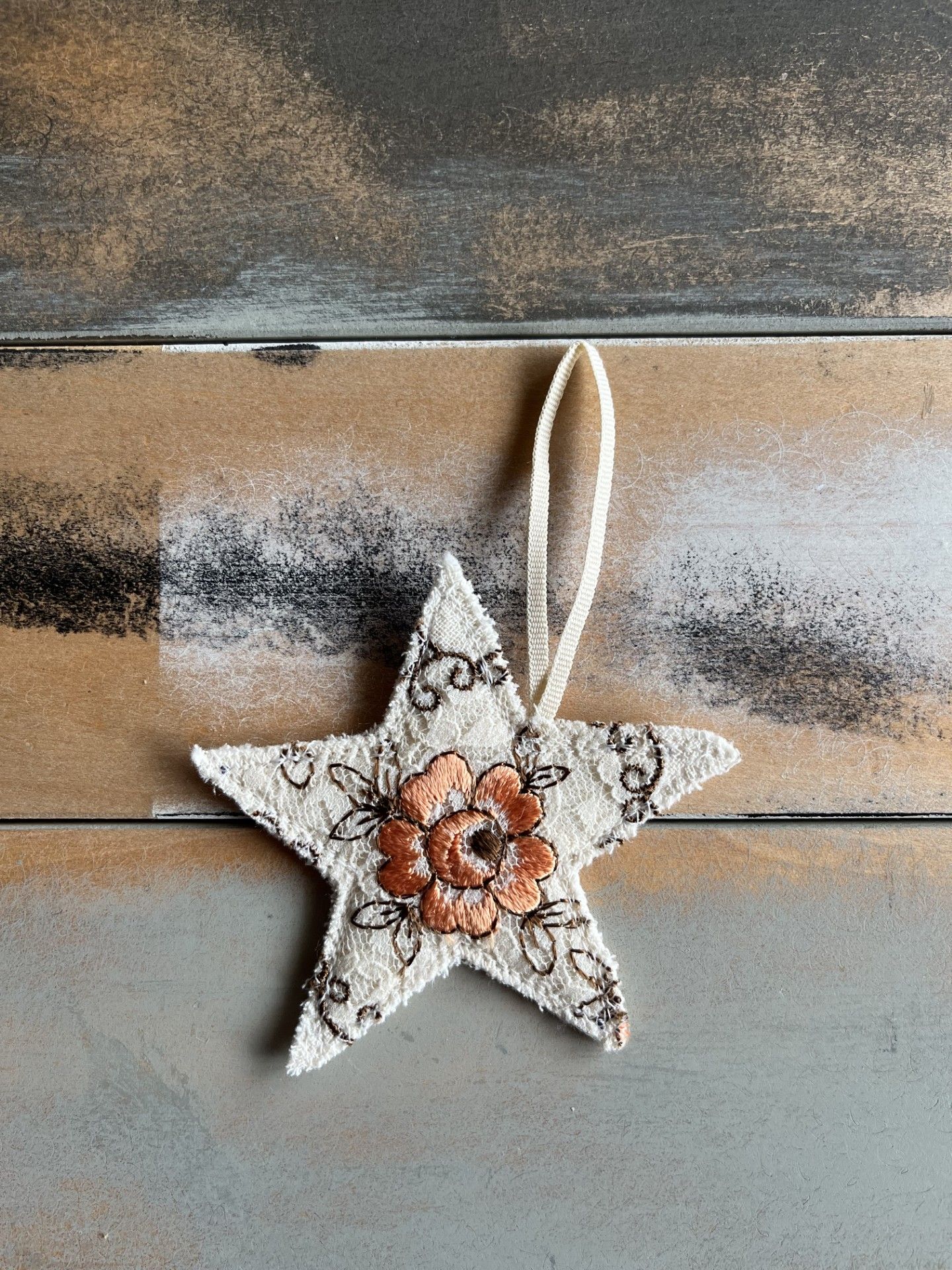sterretje voor in kerstboom gemaakt van trouwjurk oma