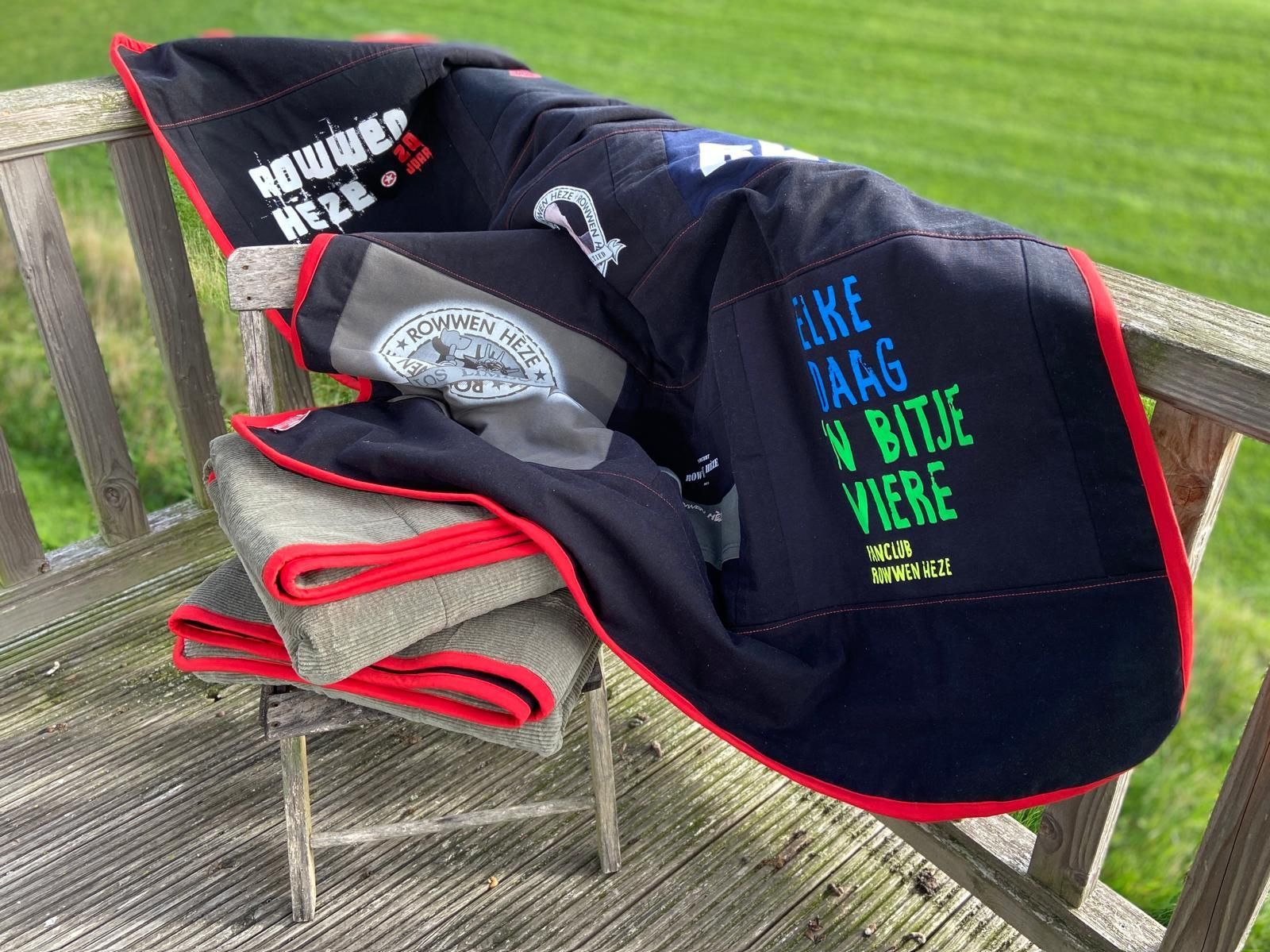 een herinneringsdeken, memorydeken gemaakt van shirts van Rowwen Heze een tastbare herinnering voor de zonen