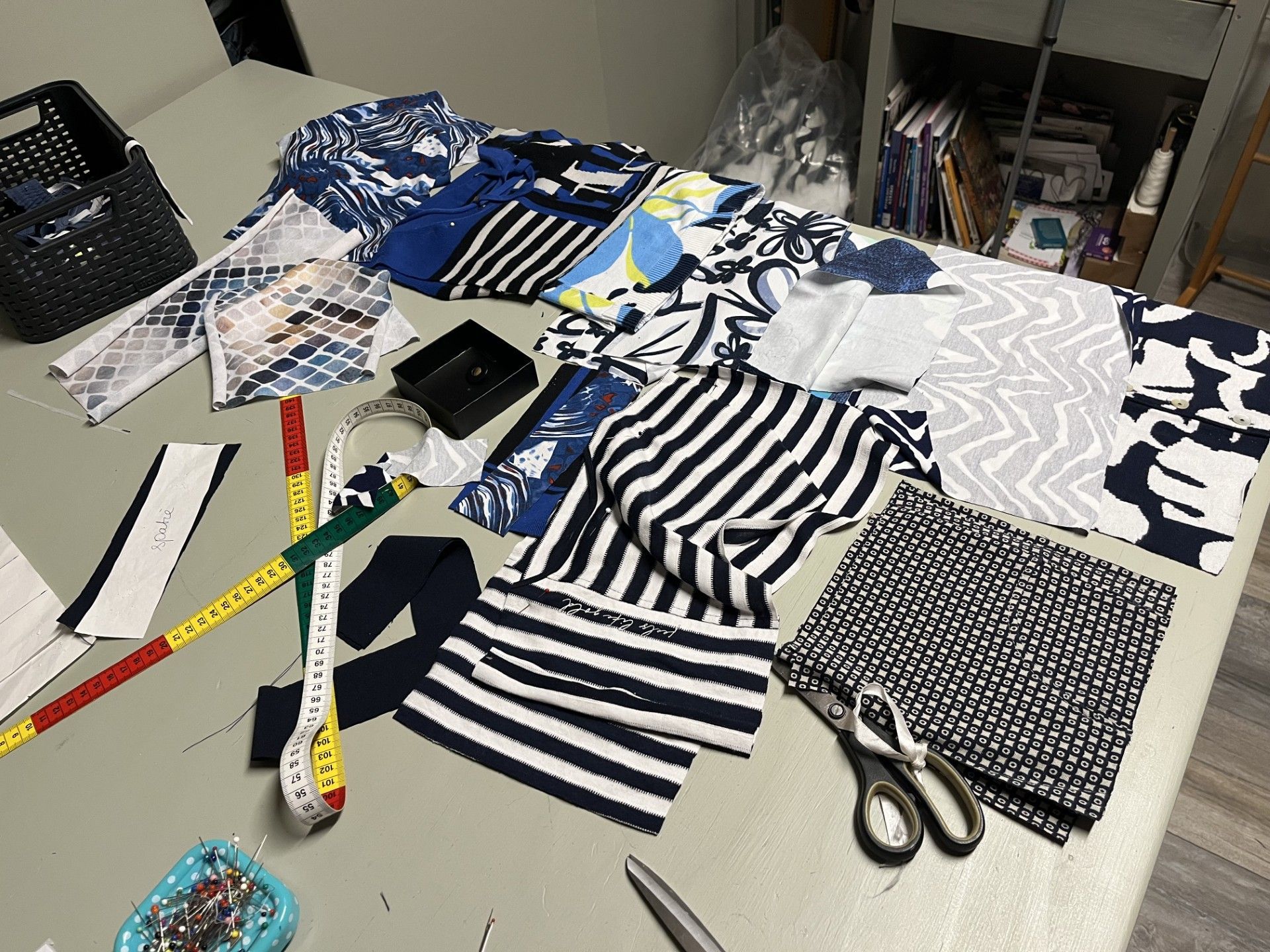 op de werktafel in atelier Biezonder liggen lapjes van kleding die verwerkt tot een herinneringsdeken, memorydeken