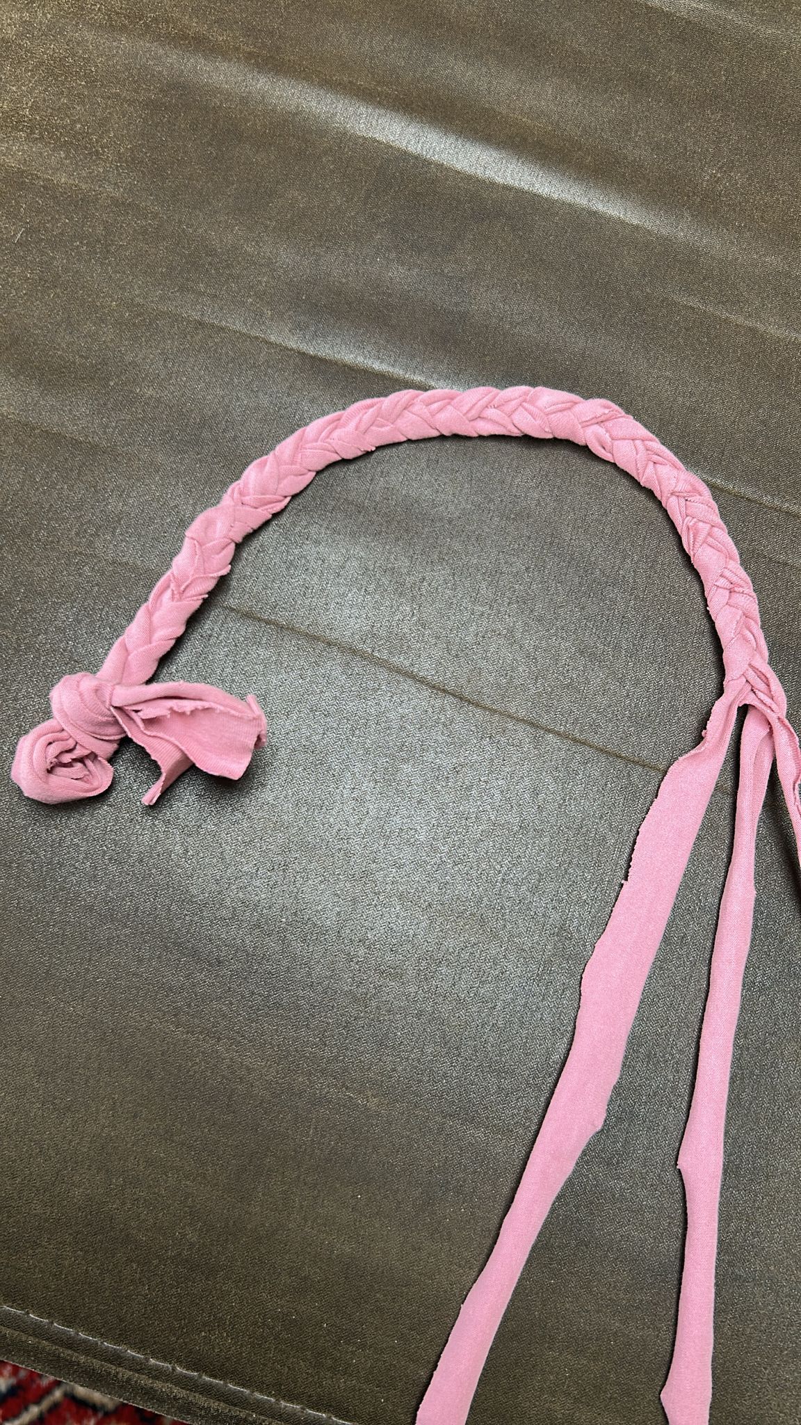 tastbare herinnering, een knuffel voor kleinkind gemaakt van trouwjurk oma met roze staart