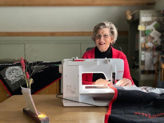 Ell Jans van atelier Biezonder achter haar naaimachine bezig met het maken van een herinneringsdeken, memorydeken