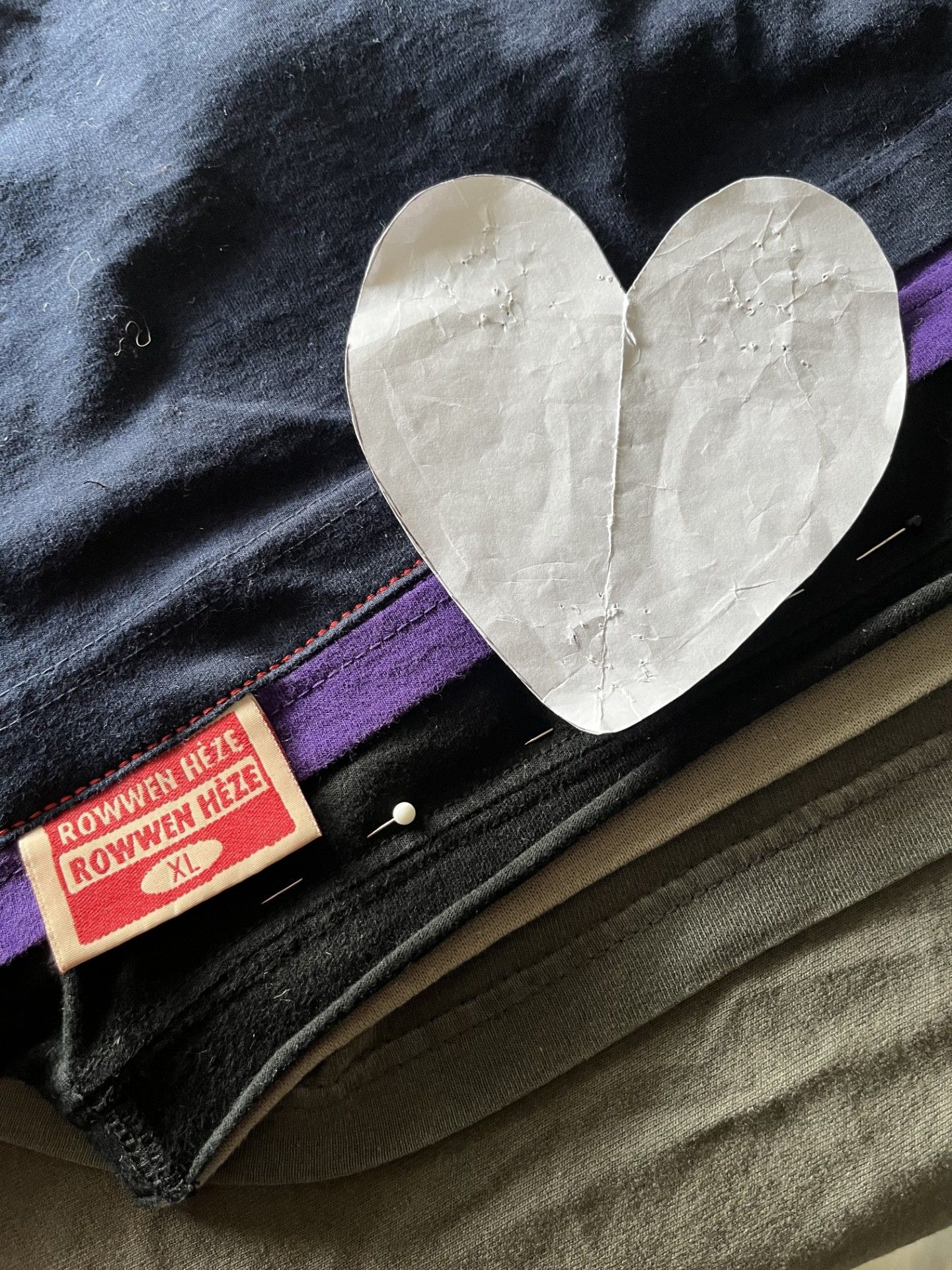 detailfoto hartje gemaakt van kleding dierbare