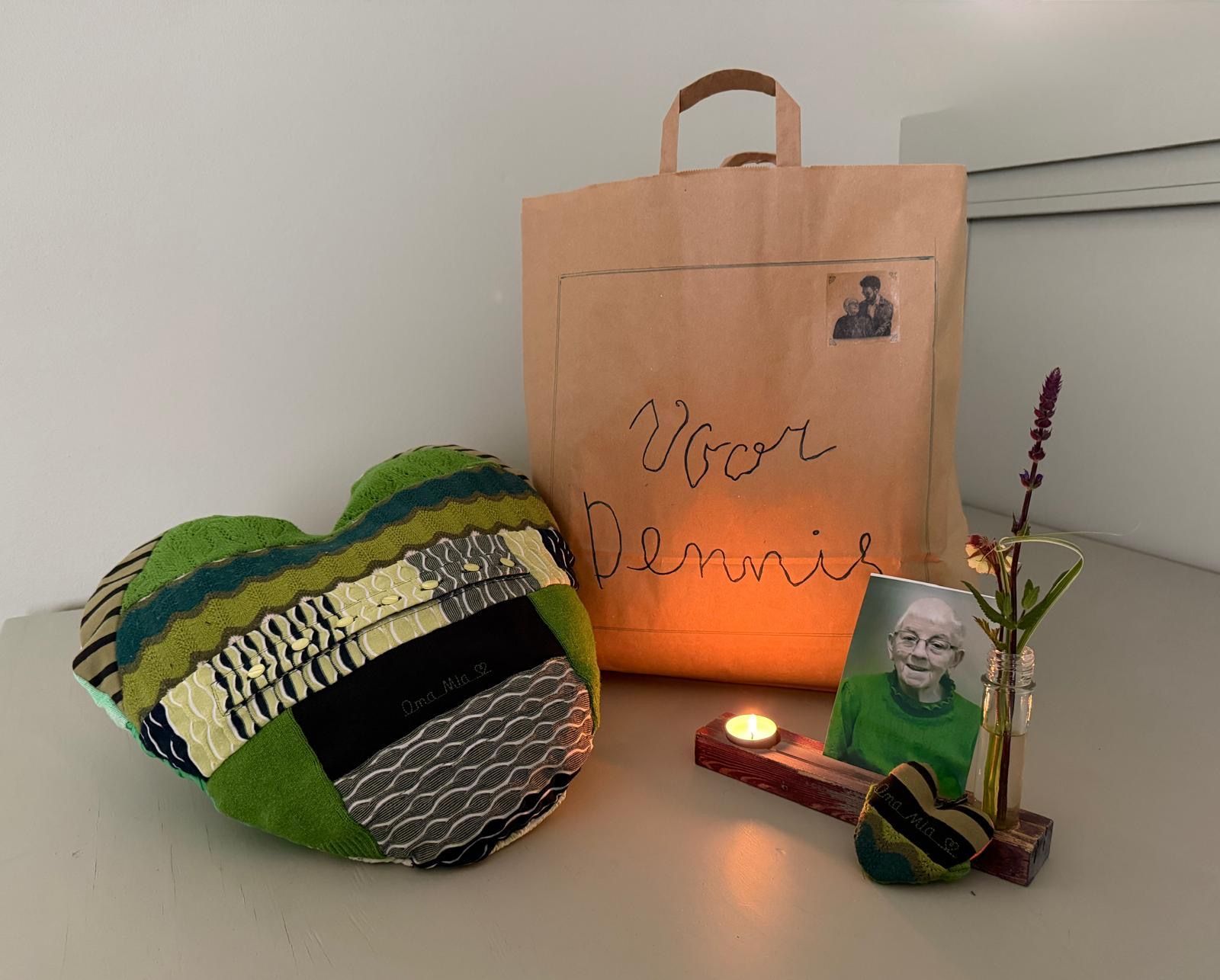 hartje van kleding van dierbaren verpakt in een tas met persoonlijke opdruk