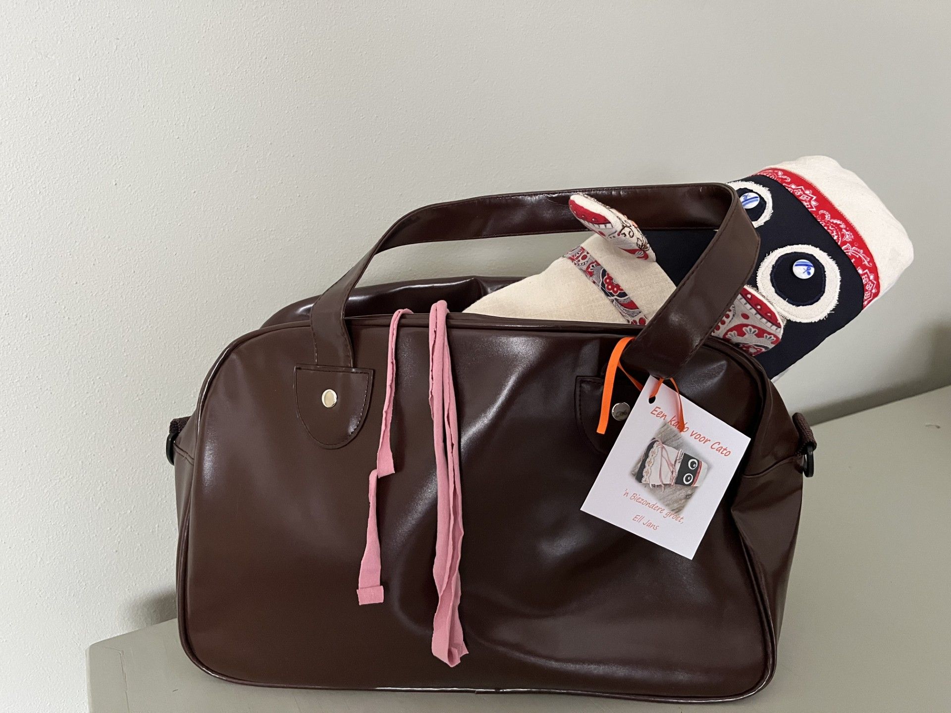 tastbare herinnering, een knuffel voor kleinkind gemaakt van trouwjurk oma verpakt in tas van oma
