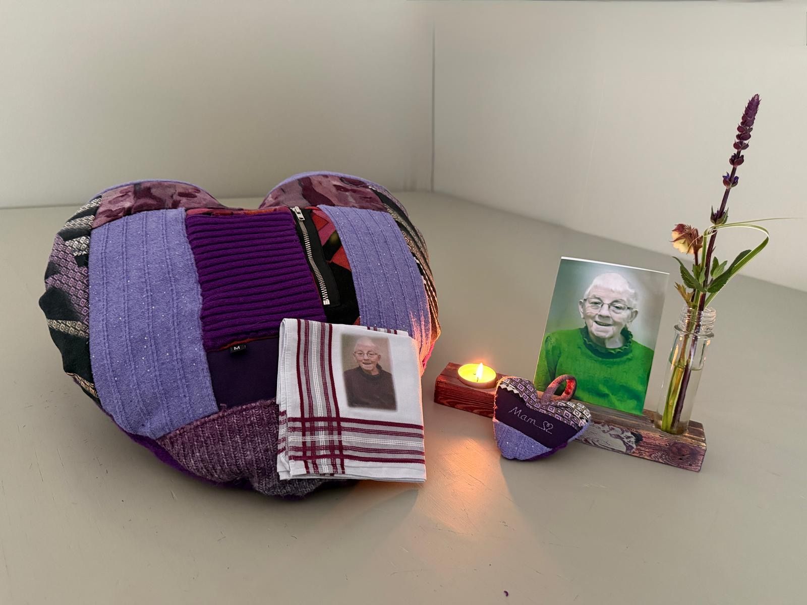 hartje gemaakt van kleding met details van dierbare met foto van oma zakdoek met fotoprint