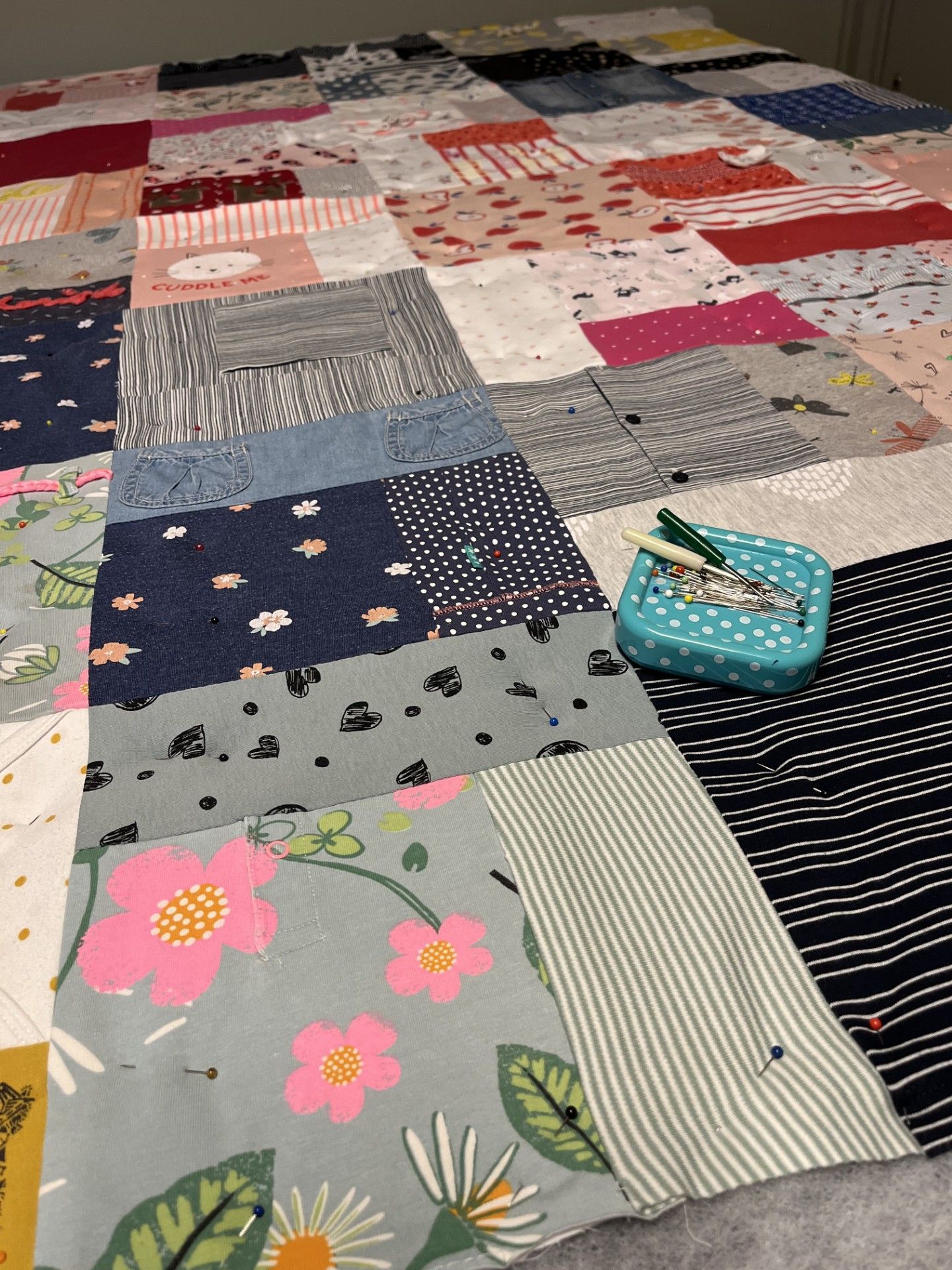 herinneringsdeken, memorydeken van baby- kinderkleding met veel details in atelier Biezonder