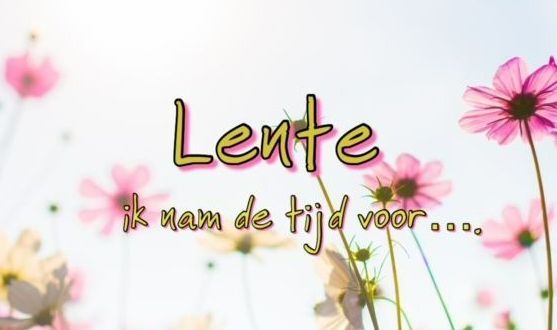 Lente-tekst in speelse letters met roze bloemen en zachte pastelkleuren op een lichte achtergrond.