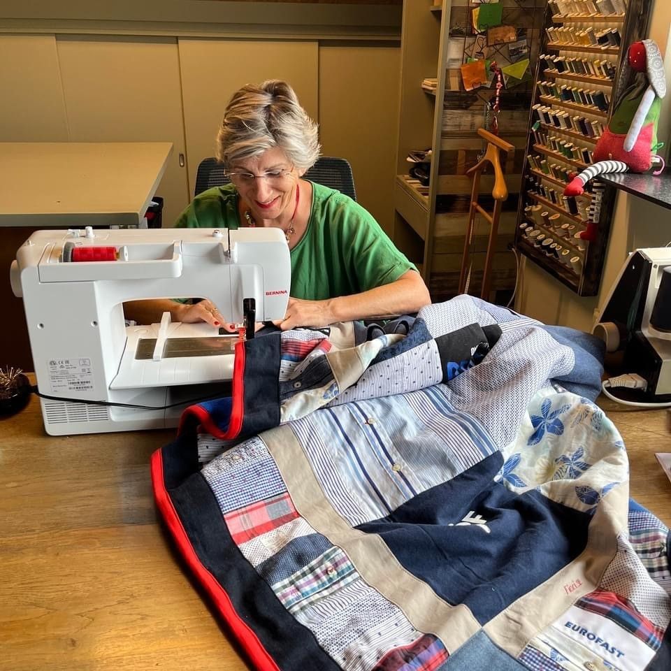 Ell Jans maakt in atelier Biezonder een herinnringsdeken, memorydeken