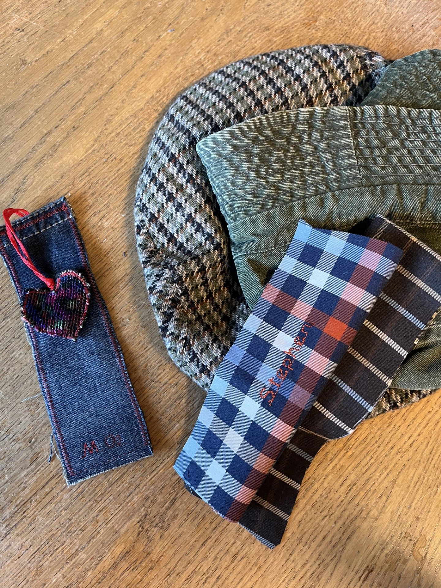 kleding een pet en overhemd hiervan werd een boekenlegger gemaakt in atelier Biezonder