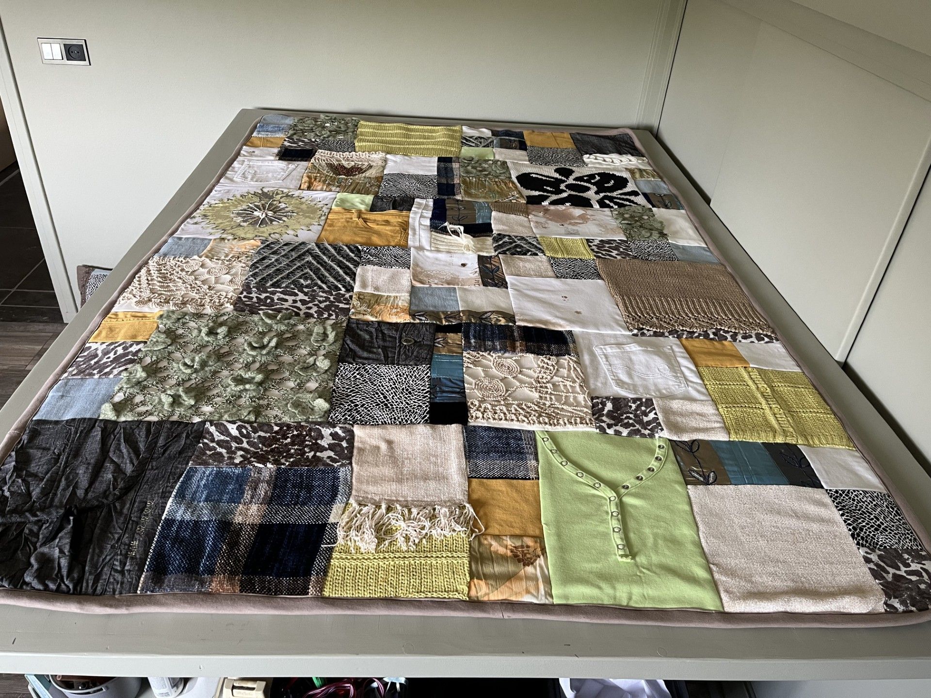 een herinneringsdeken, memorydekenvan kleren van een dierbare in atelier Biezonder