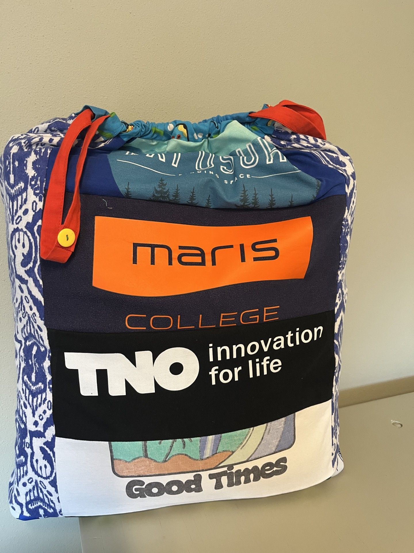 Een tas gemaakt  kleding voor herinneringsdeken, een tastbaar cadeau die herinneringen oproept
