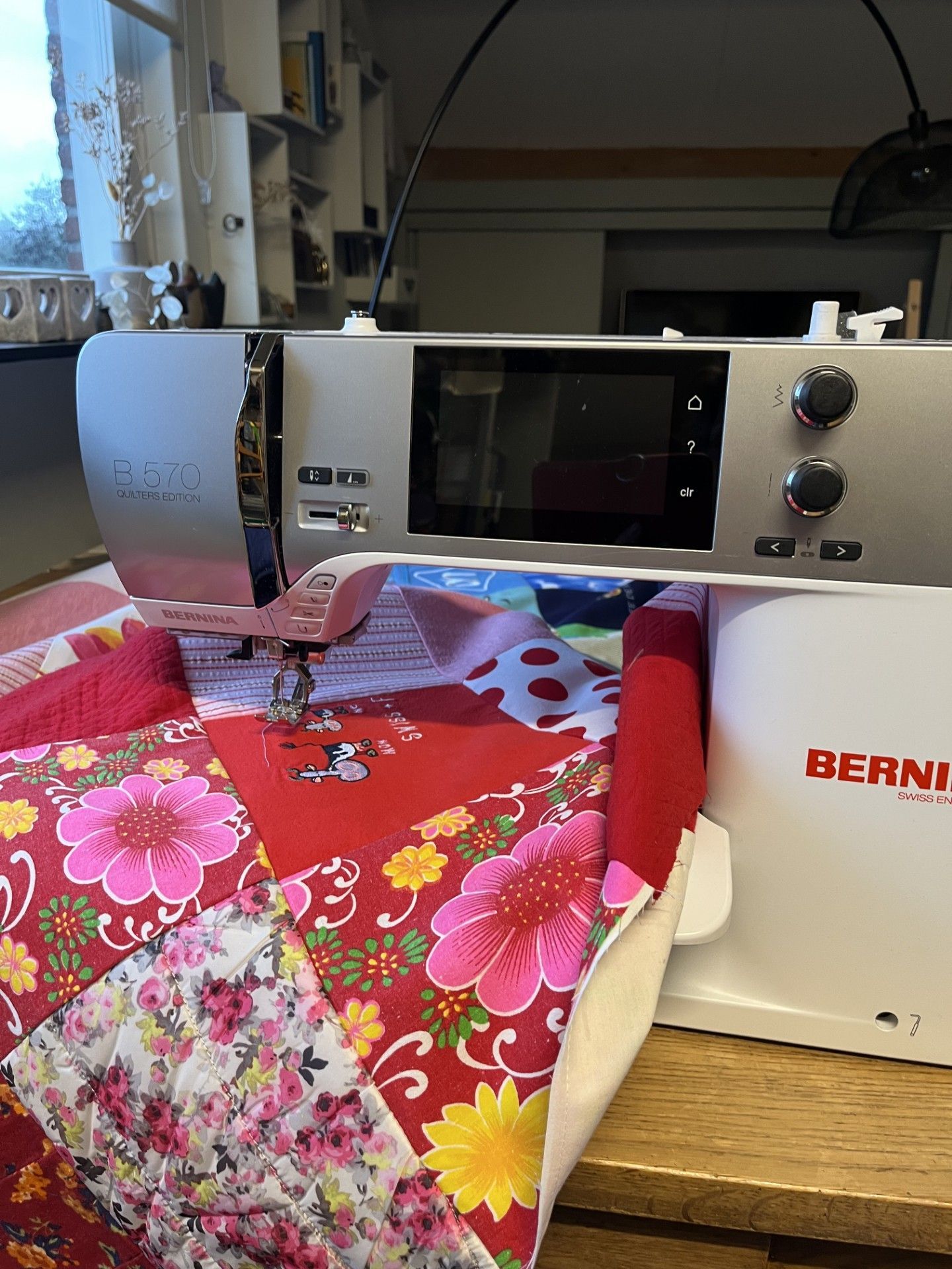 deze naaimachine staat op mijn werktafel in atelier Biezonder in Wanssum Noord Limburg