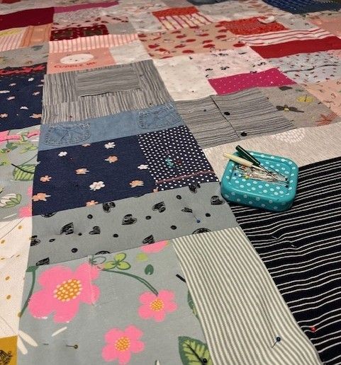 herinneringsdeken, memorydeken van baby kinderkleding gemaakt in atelier Biezonder