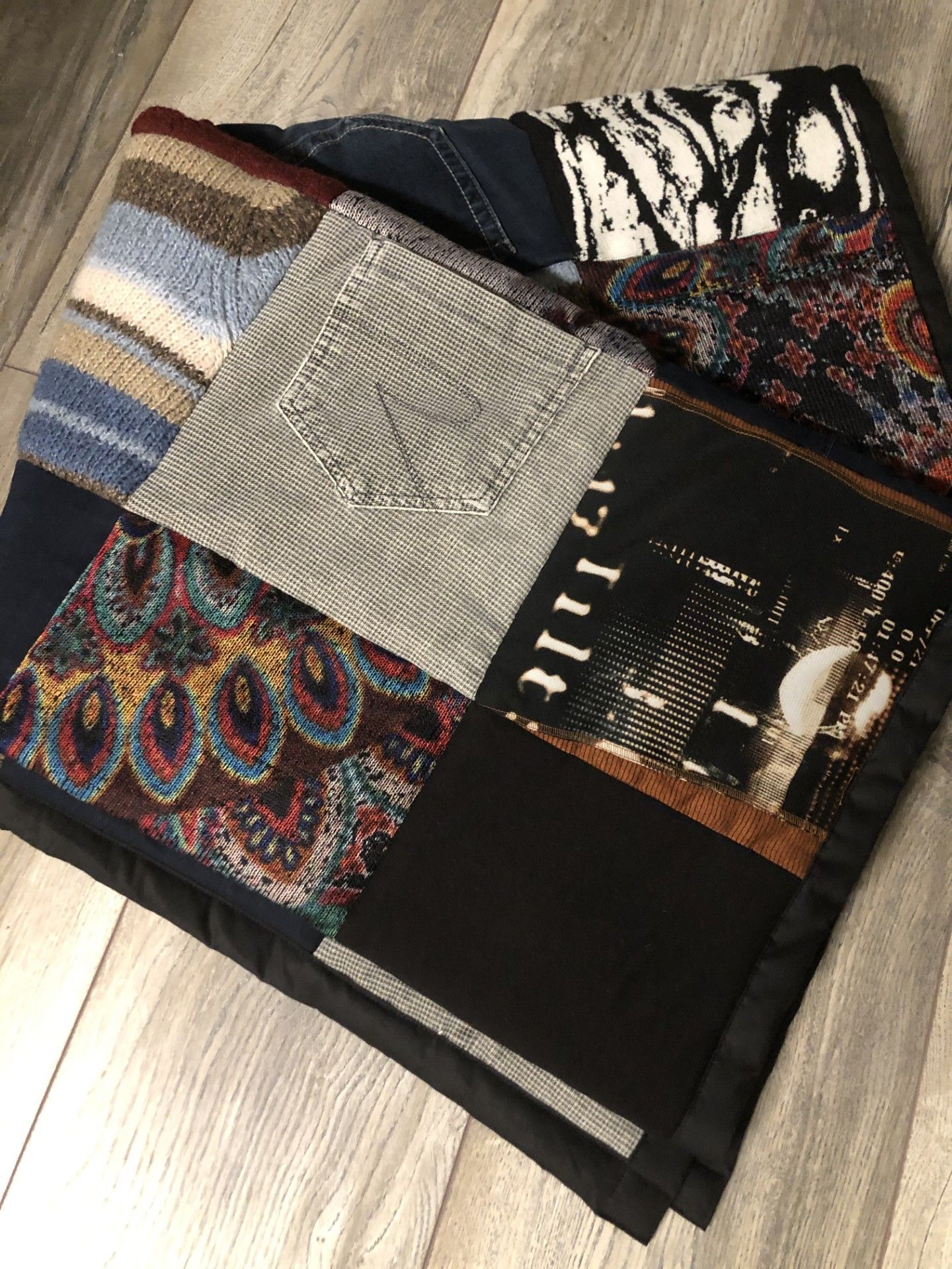 herinneringsdeken, memorydeken in met details van kleding van een dierbare