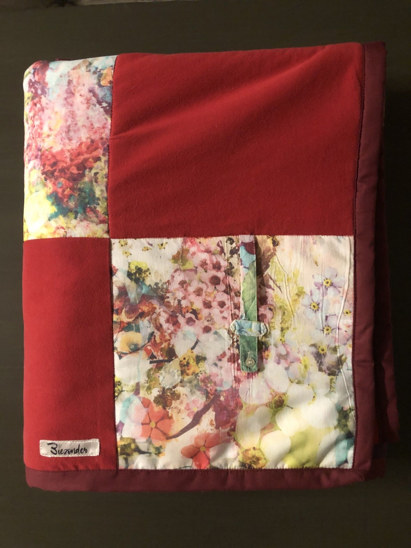 herinneringsdeken, memorydeken opgevouwen mooi in roodtinten en bloemenprint