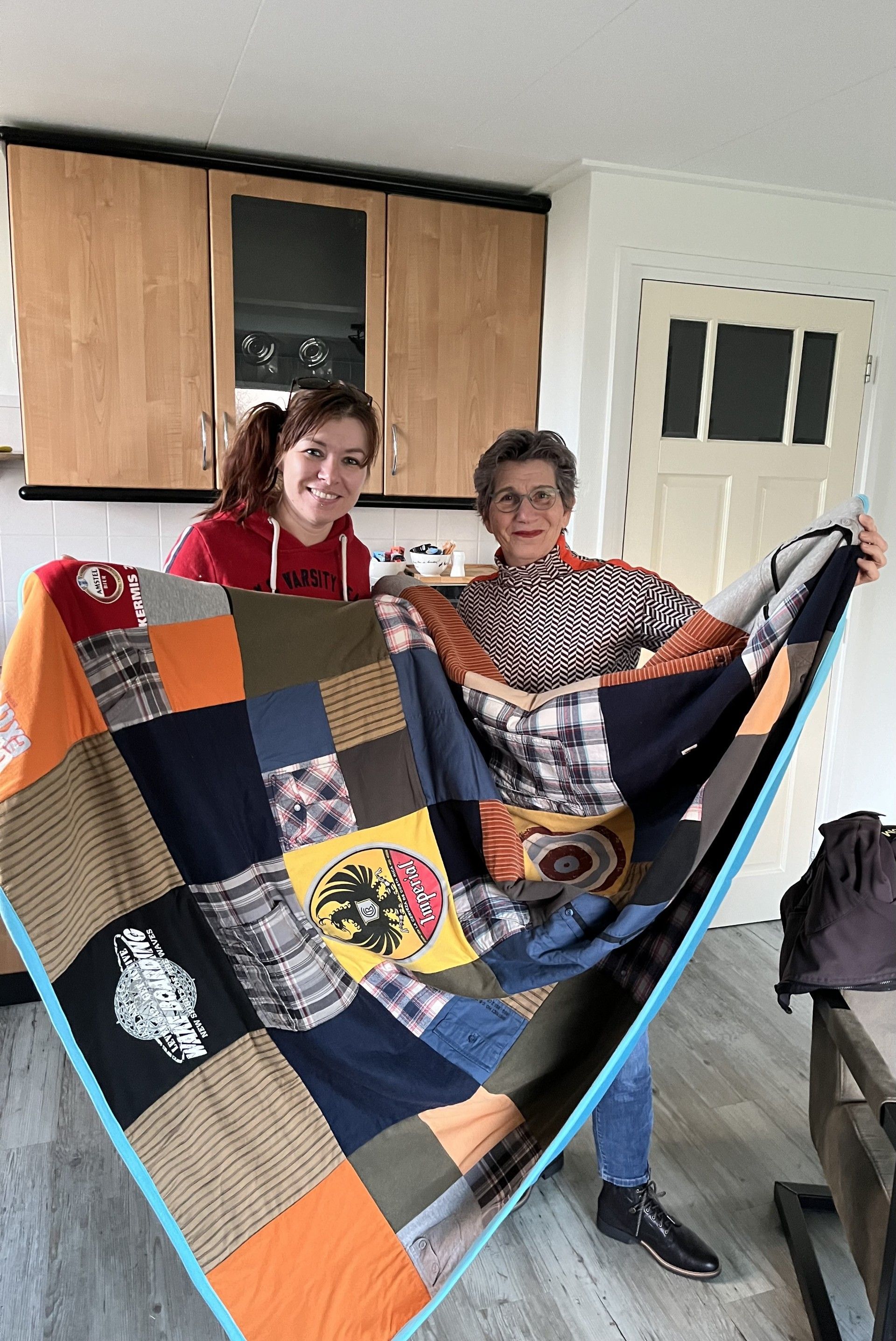Ell Jans brengt een herinneringsdeken naar Texel