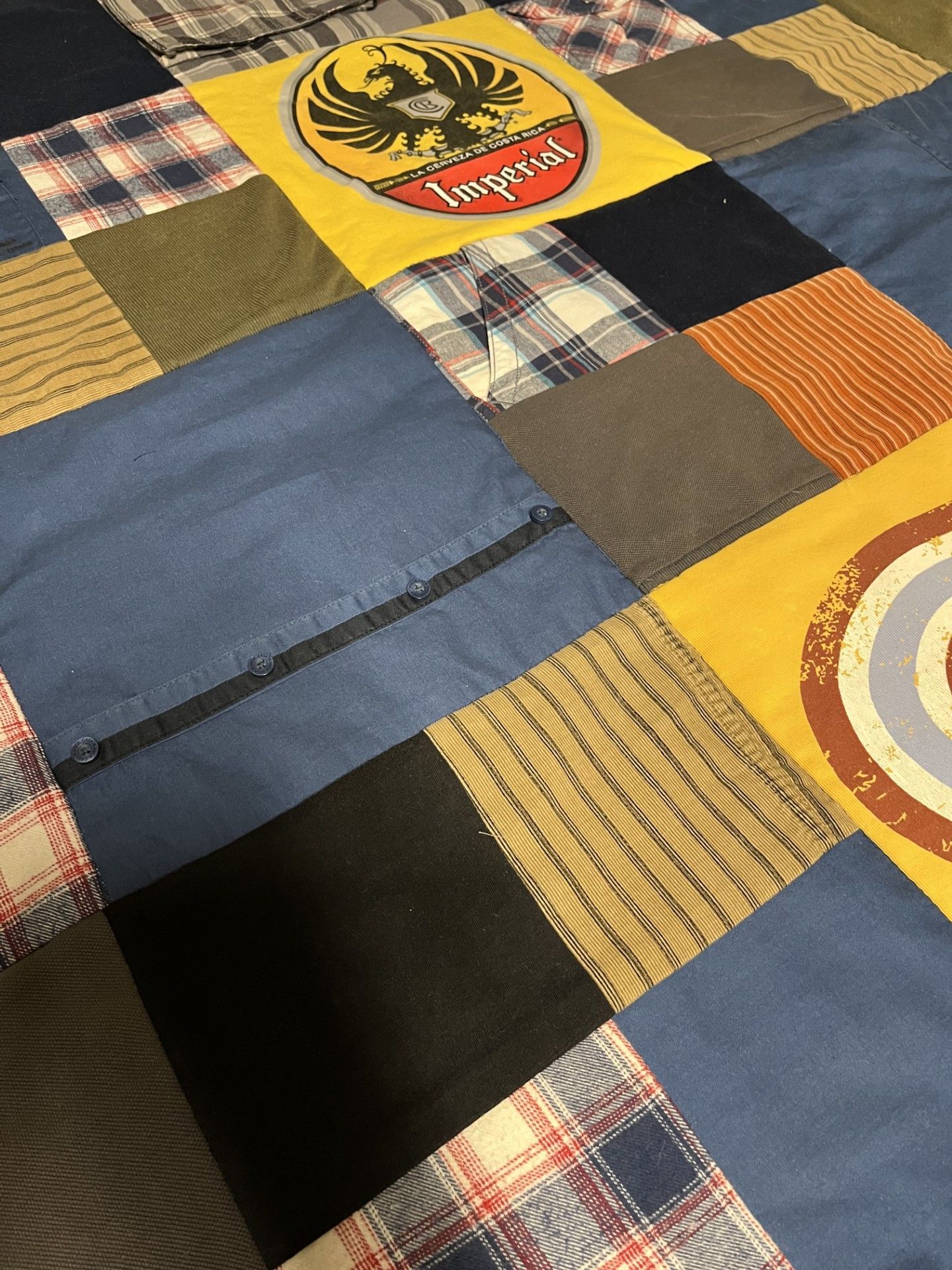 Herinneringsdeken, memorydeken kleine en grote vierkanten, kleurrijk met mooie details gemaakt in atelier Biezonder