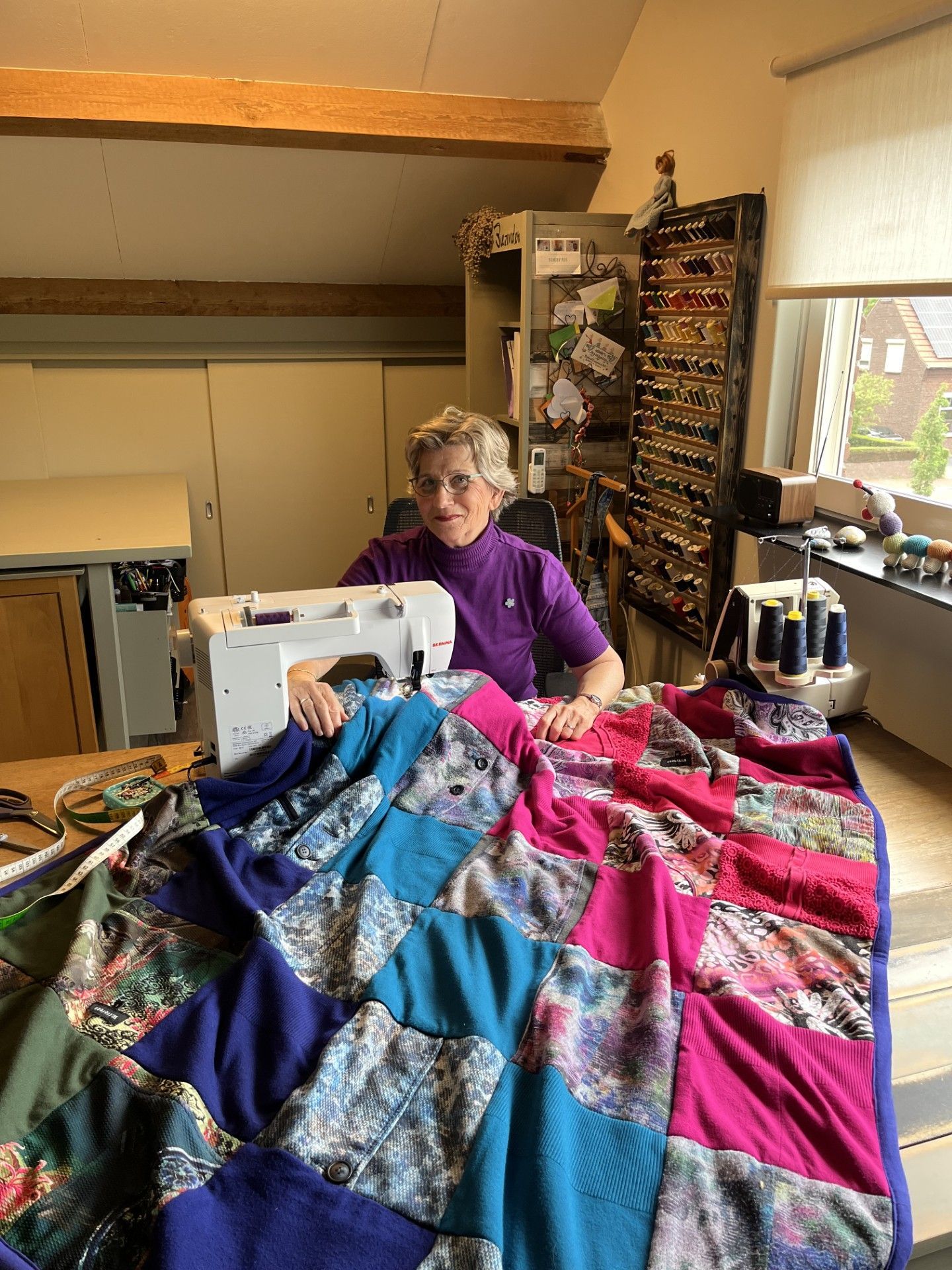 Ell Jans aan het werk in haar atelier Biezonder in Wanssum Noord Limburg