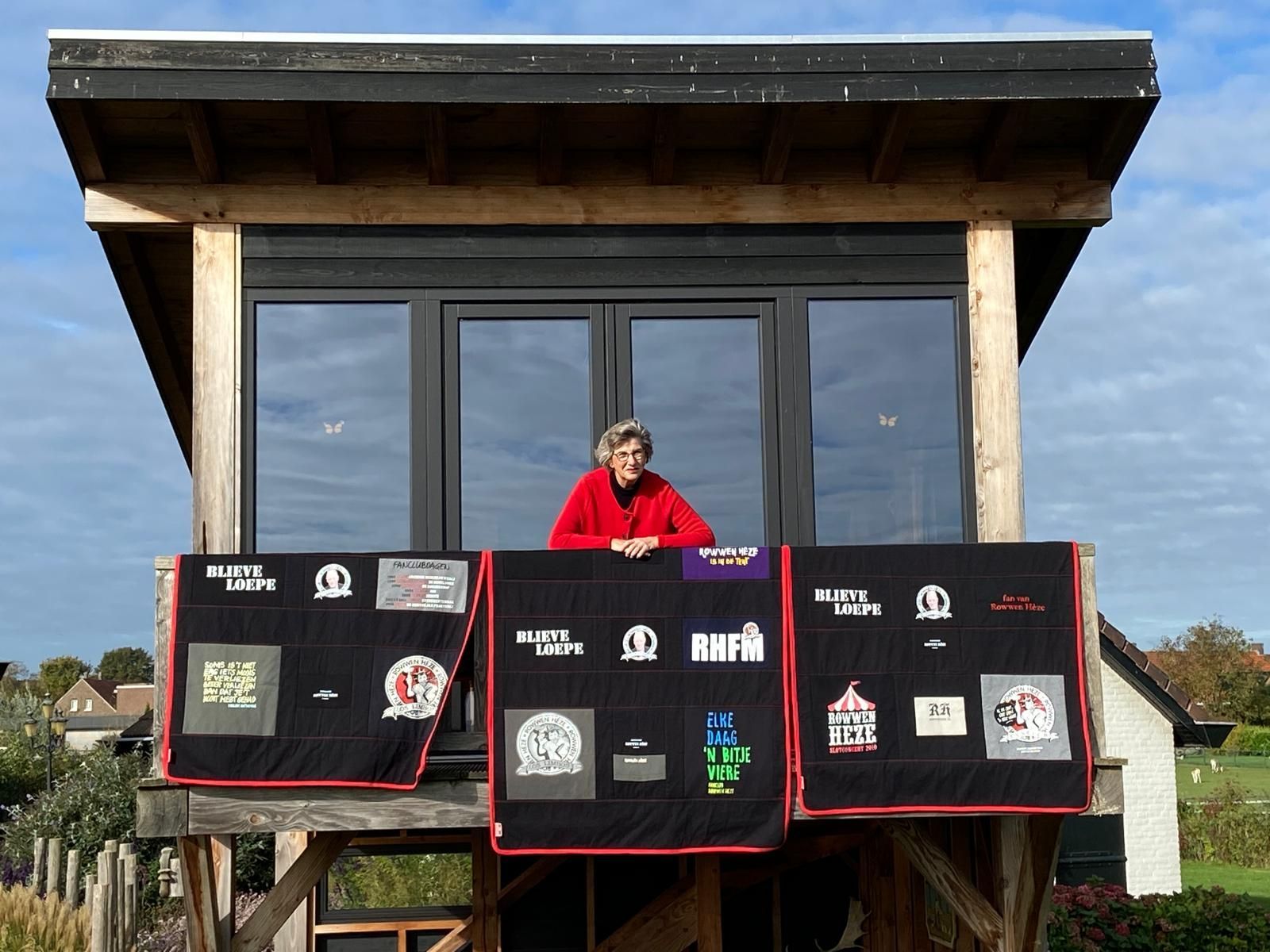 Ell Jans laat trots drie herinneringsdekens zien gemaakt van shirts van Rowwen Heze