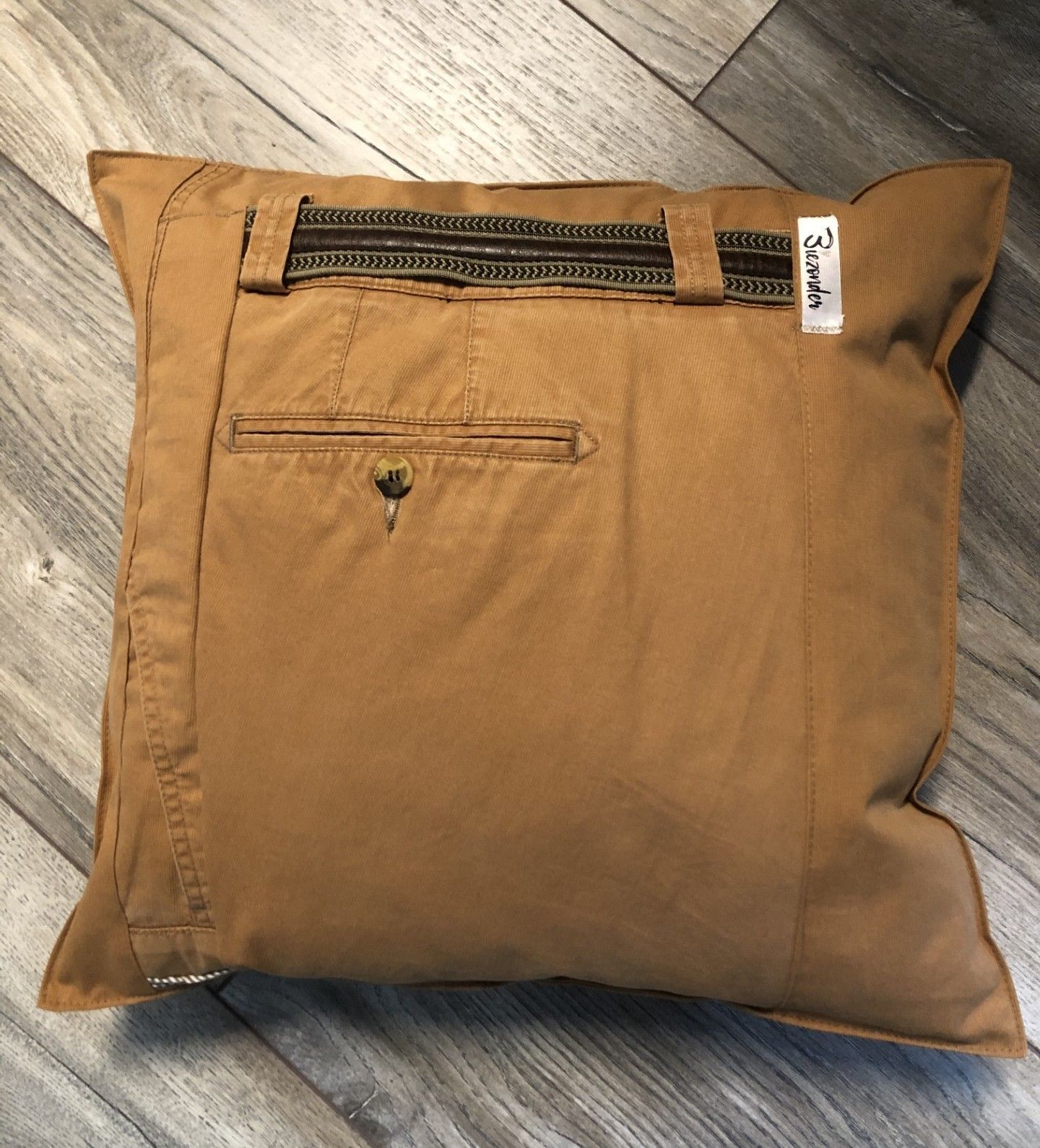 herinneringskussen gemaakt van een broek van een dierbare in atelier Biezonder in WAnssum