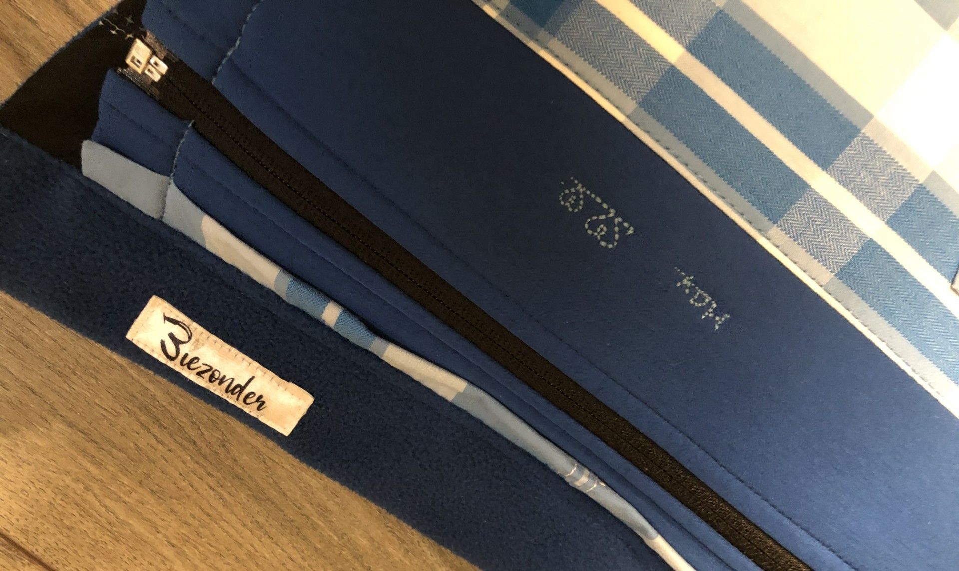 herinneringskussen gemaakt met geborduurde naam in blauwtinten