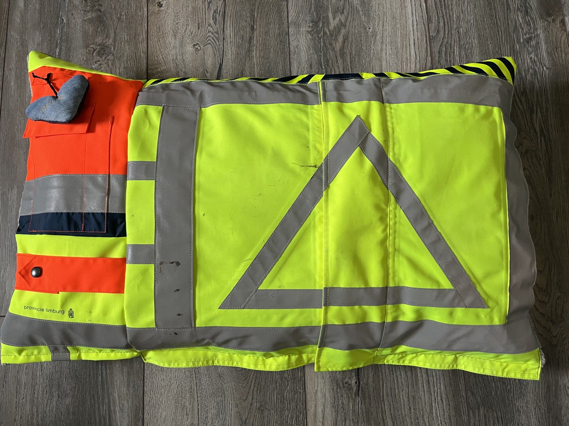 een herinneringskussen gemaakt voor een kleinzoon van een werkjas van een opa die bij de provincie werkte