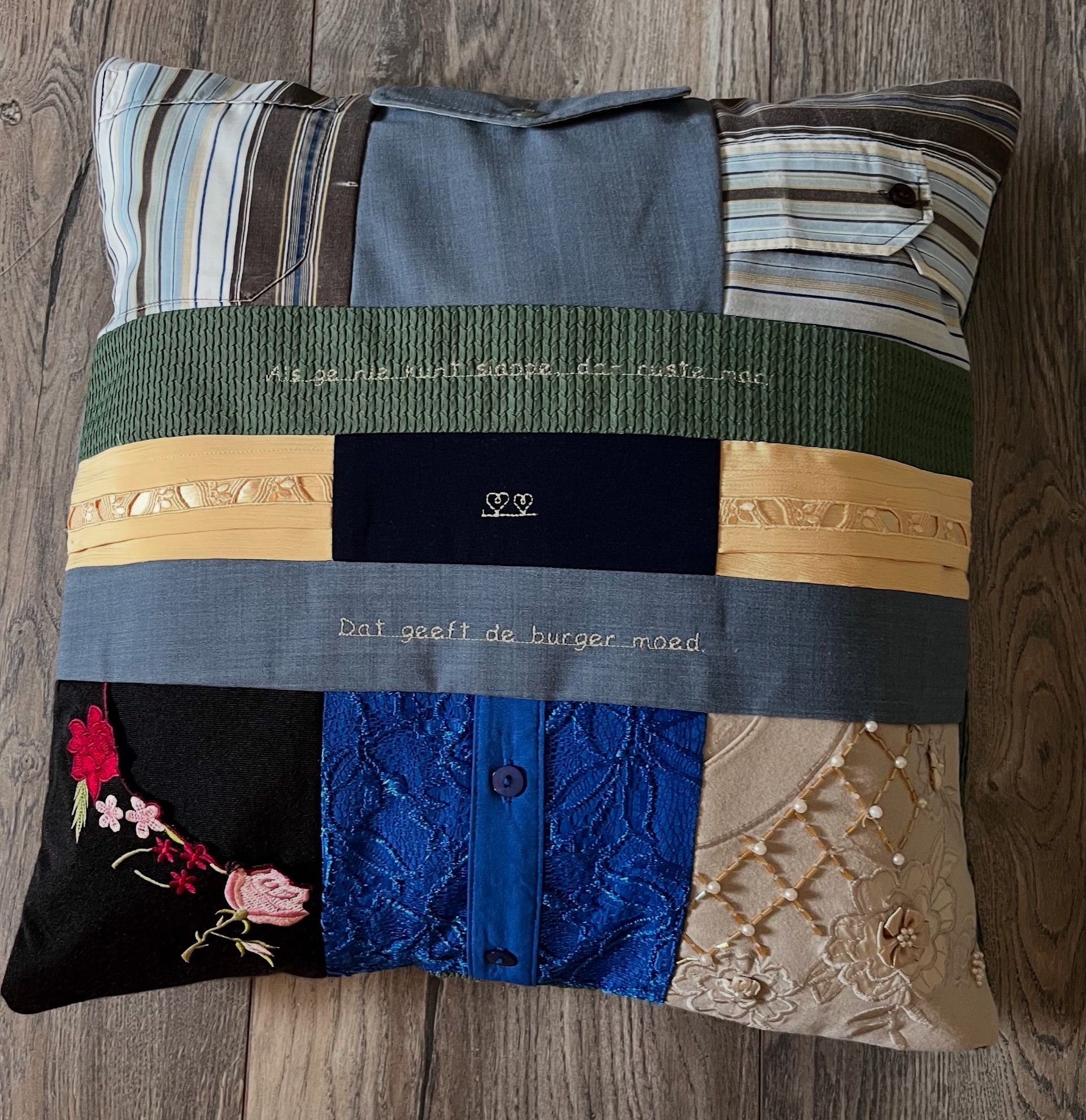 herinneringskussen voor een zoon van kleding van een vader en moeder die overleden zijn 