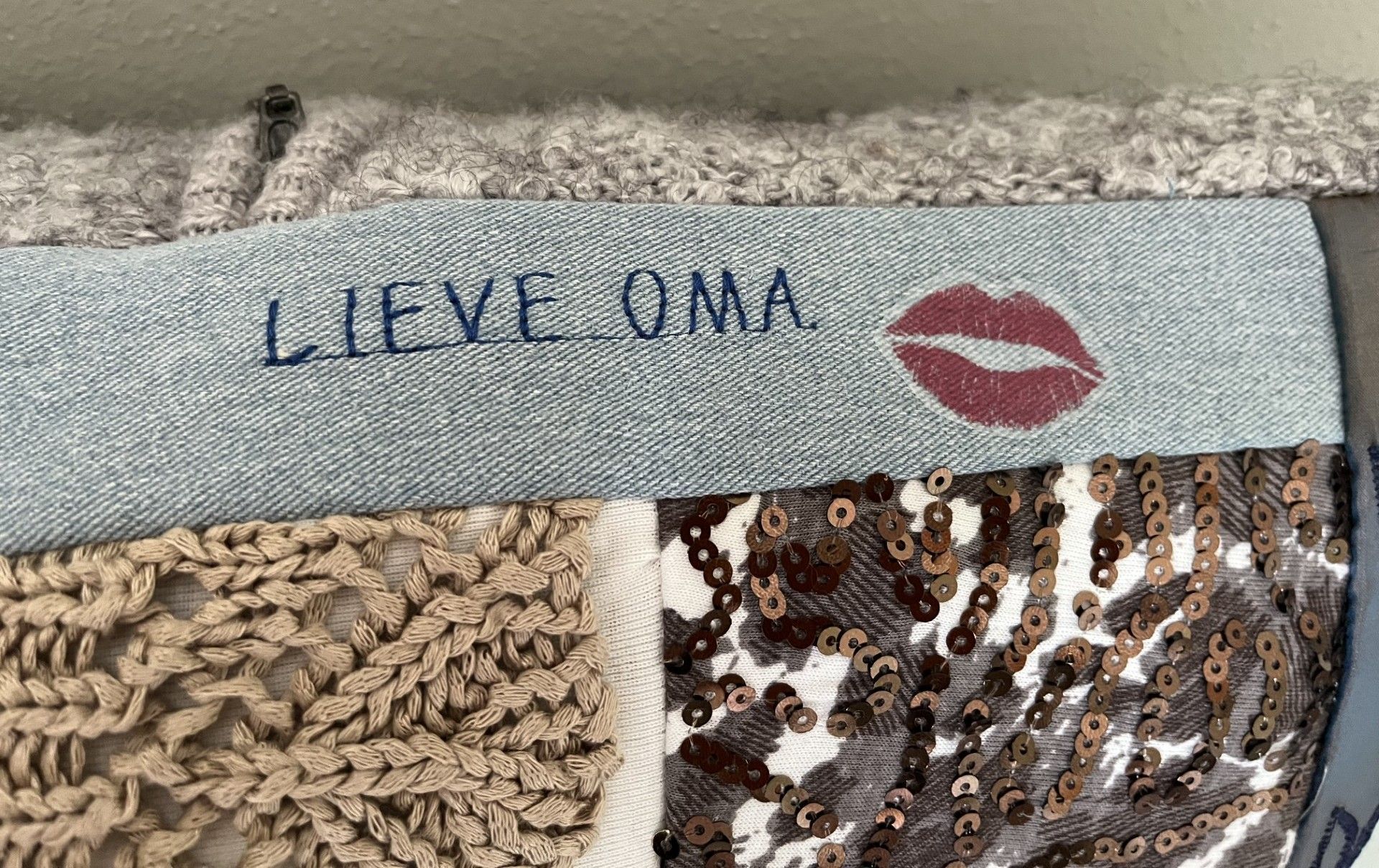 detailfoto van een herinneringskussen van kleding van een oma voor een kleinkind, detail Lieve oma met een kus