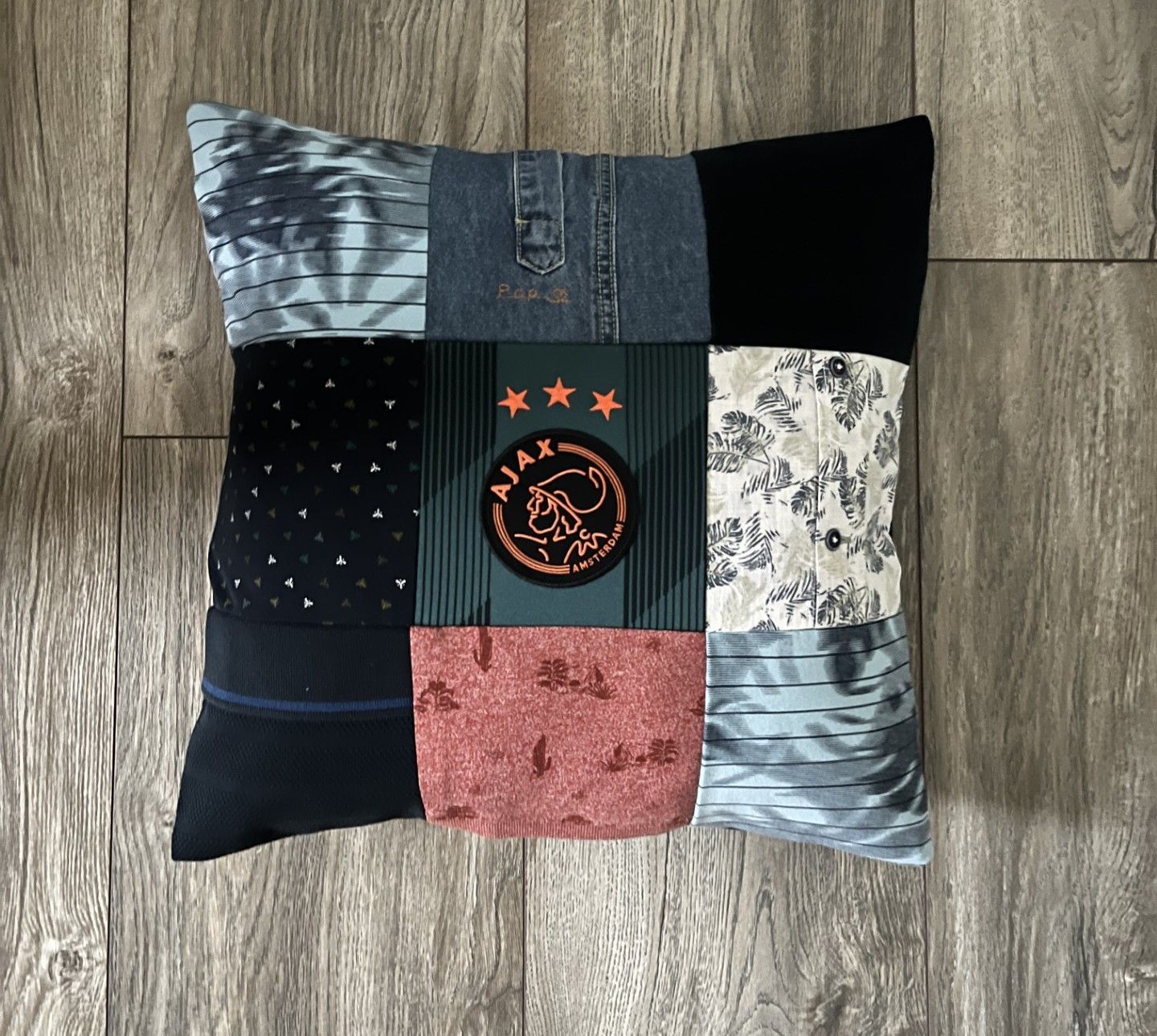 Een herinneringskussen met 9 vierkanten van kleding van een dierbare voor een kleindochter