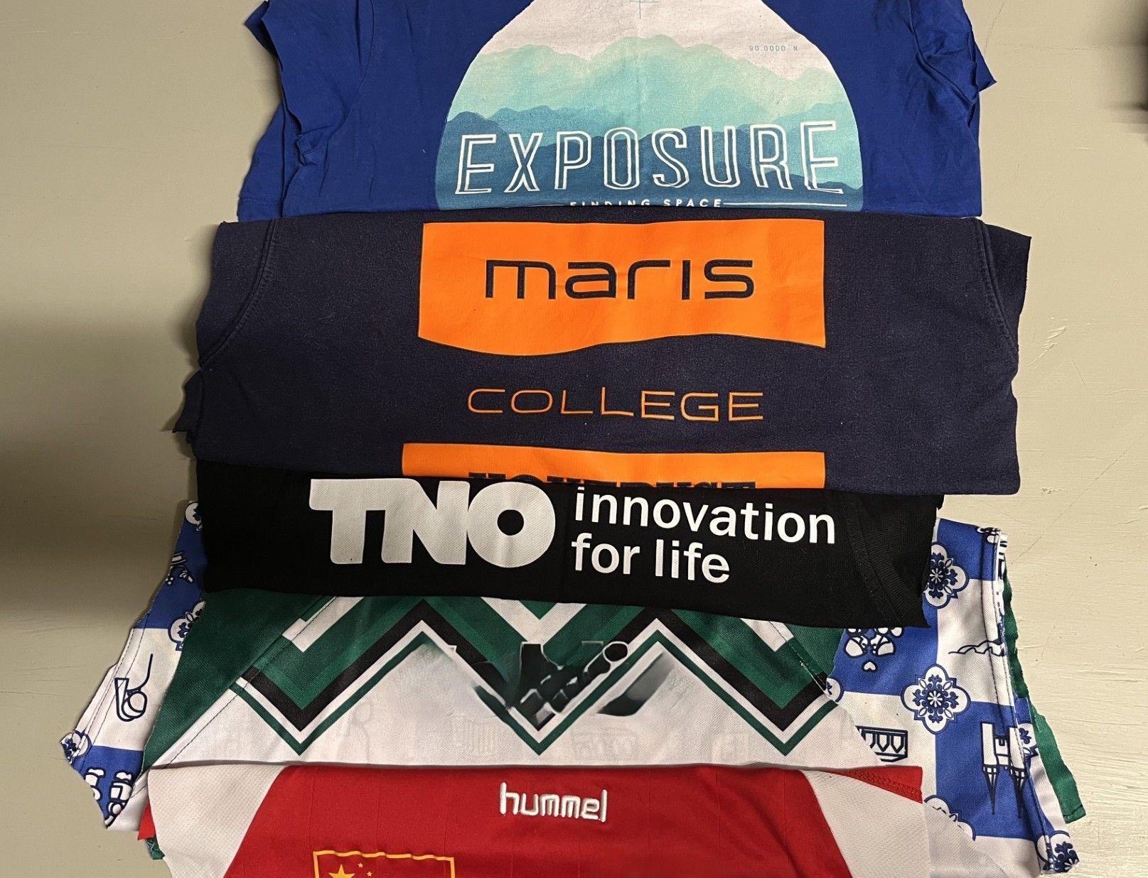 shirts met logo die verwerkt worden in een herinneringsdeken