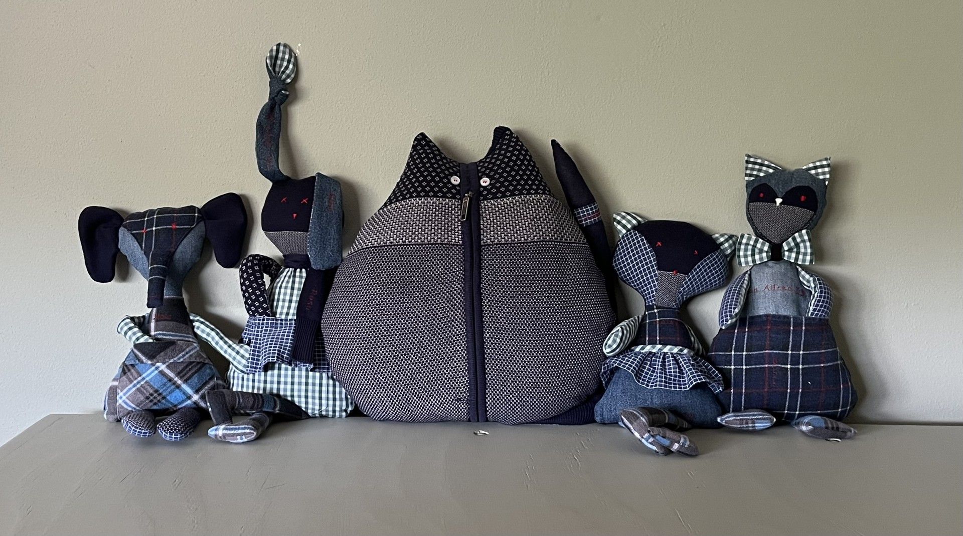 knuffels, konijn, olifant. poes uil en vos gemaakt van kleding van opa voor kleinkinderen gemaakt in atelier Biezonder