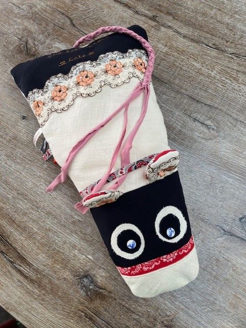 knuffel gemaakt van een trouwjurk van oma met mooie details in atelier Biezonder