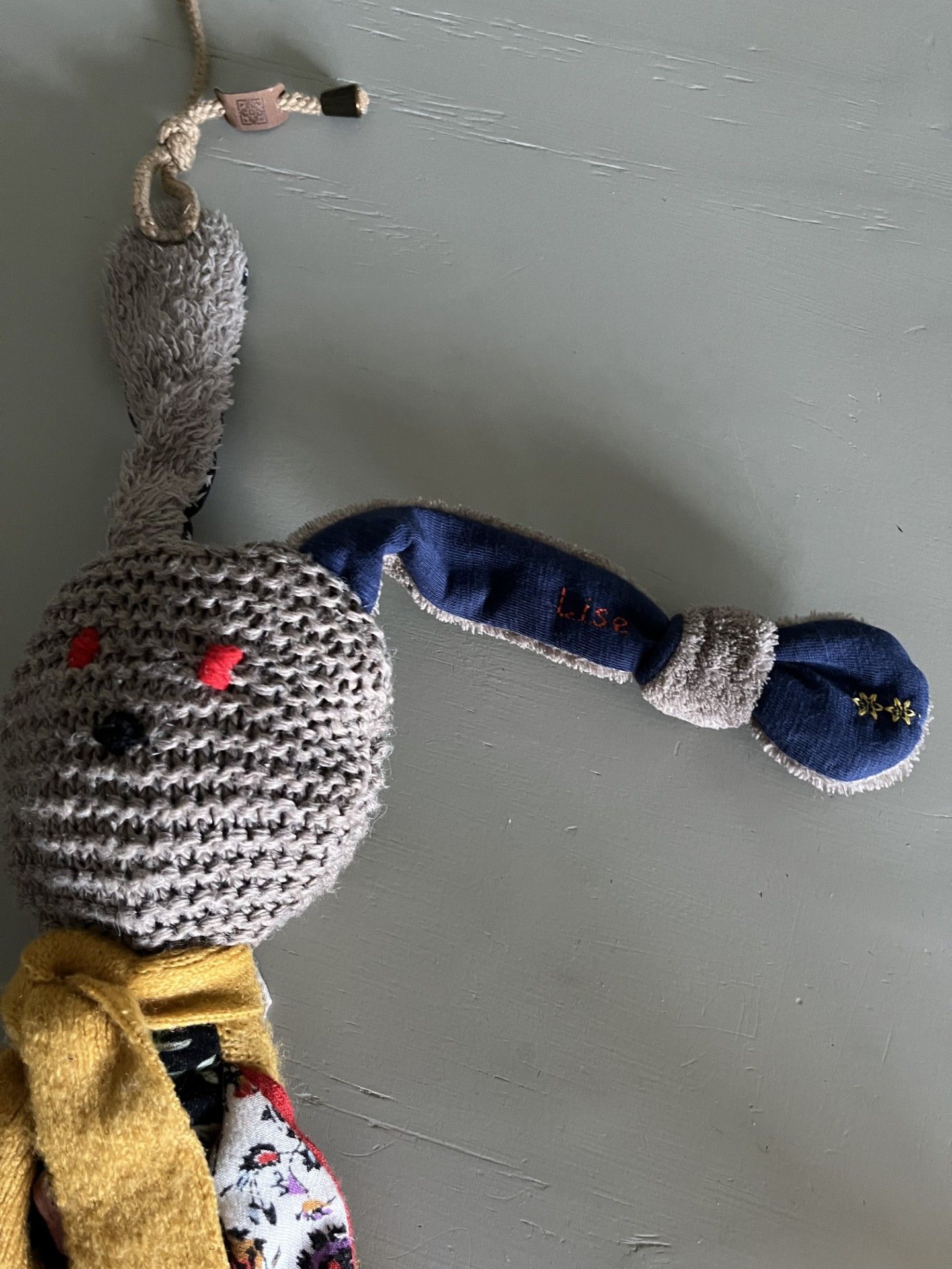 detailfoto van een knuffel met lang oor met een knoop erin tastbaar cadeau voor kleinkind van kleren van opa