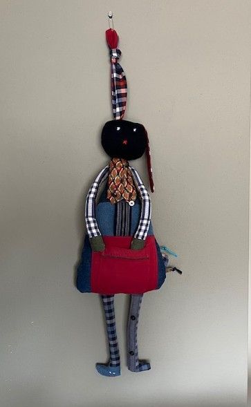 detailfoto van een knuffel met lang oor en een naam erop geborduurd, tastbaar herinnering voor kind