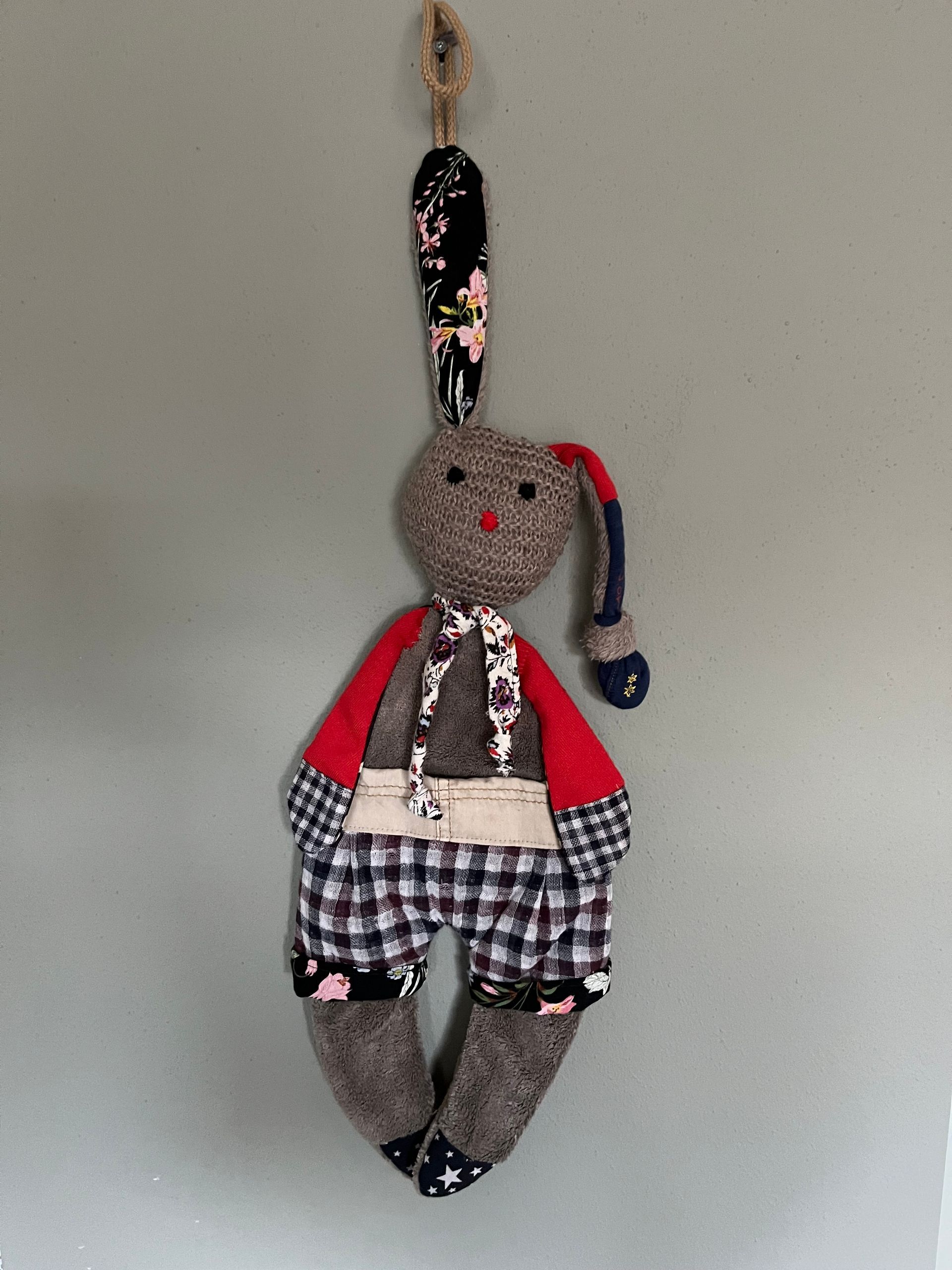 detailfoto van een knuffel met lang oor en een naam erop geborduurd, tastbaar herinnering voor kind