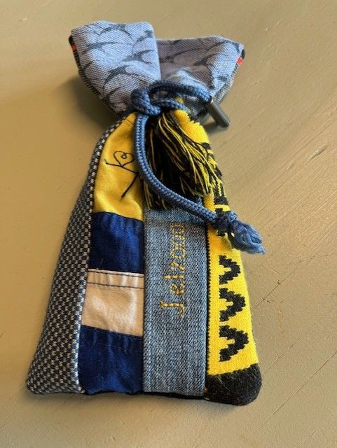 lavendelzakjes gemaakt van kleding dierbare met logo VVV en naam erop geborduurd in atelier Biezonder in Wanssum
