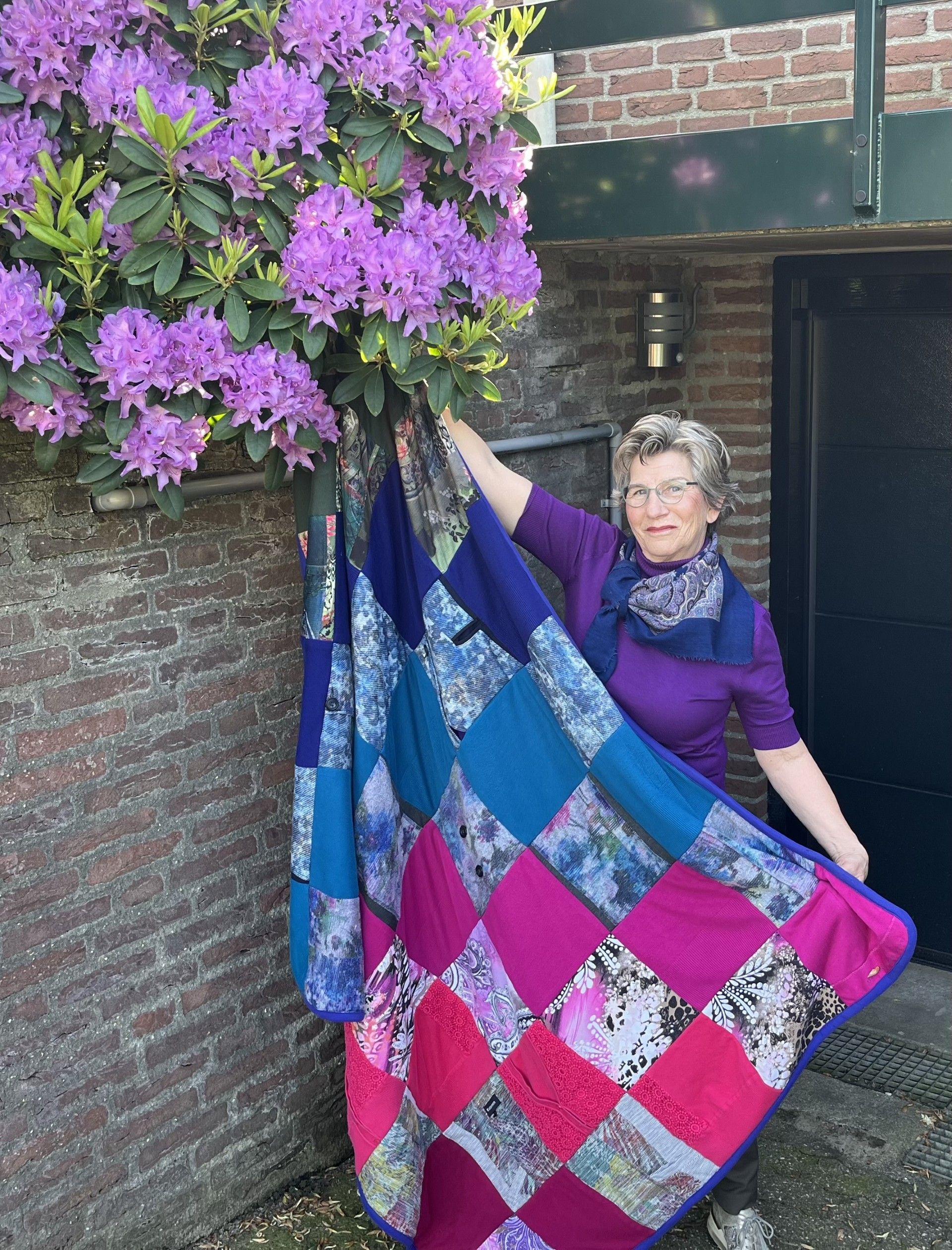 Ell Jans met een herinneringsdeken, memorydeken van haar schoonmoeder